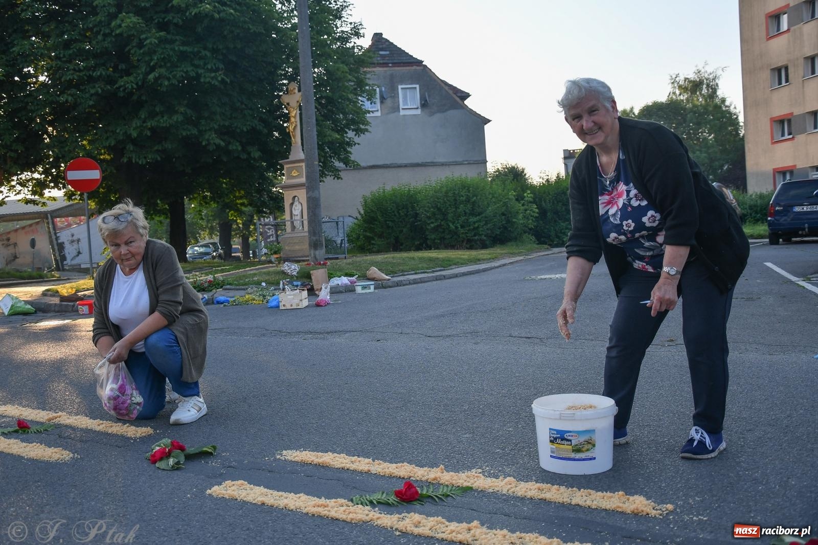 Zdjęcie w galerii na portalu naszraciborz.pl: To oni pięknie przystroili Nowe Zagrody i teren wokół kościoła Matki Bożej  wiadomości z regionu