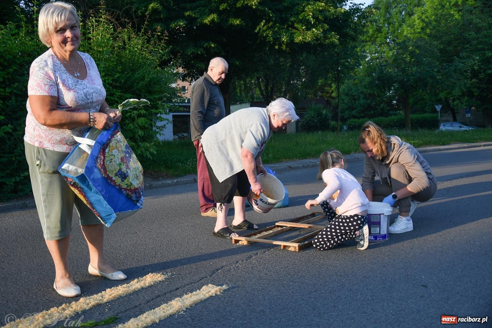 Zdjęcie w galerii na portalu naszraciborz.pl: To oni pięknie przystroili Nowe Zagrody i teren wokół kościoła Matki Bożej  wiadomości z regionu
