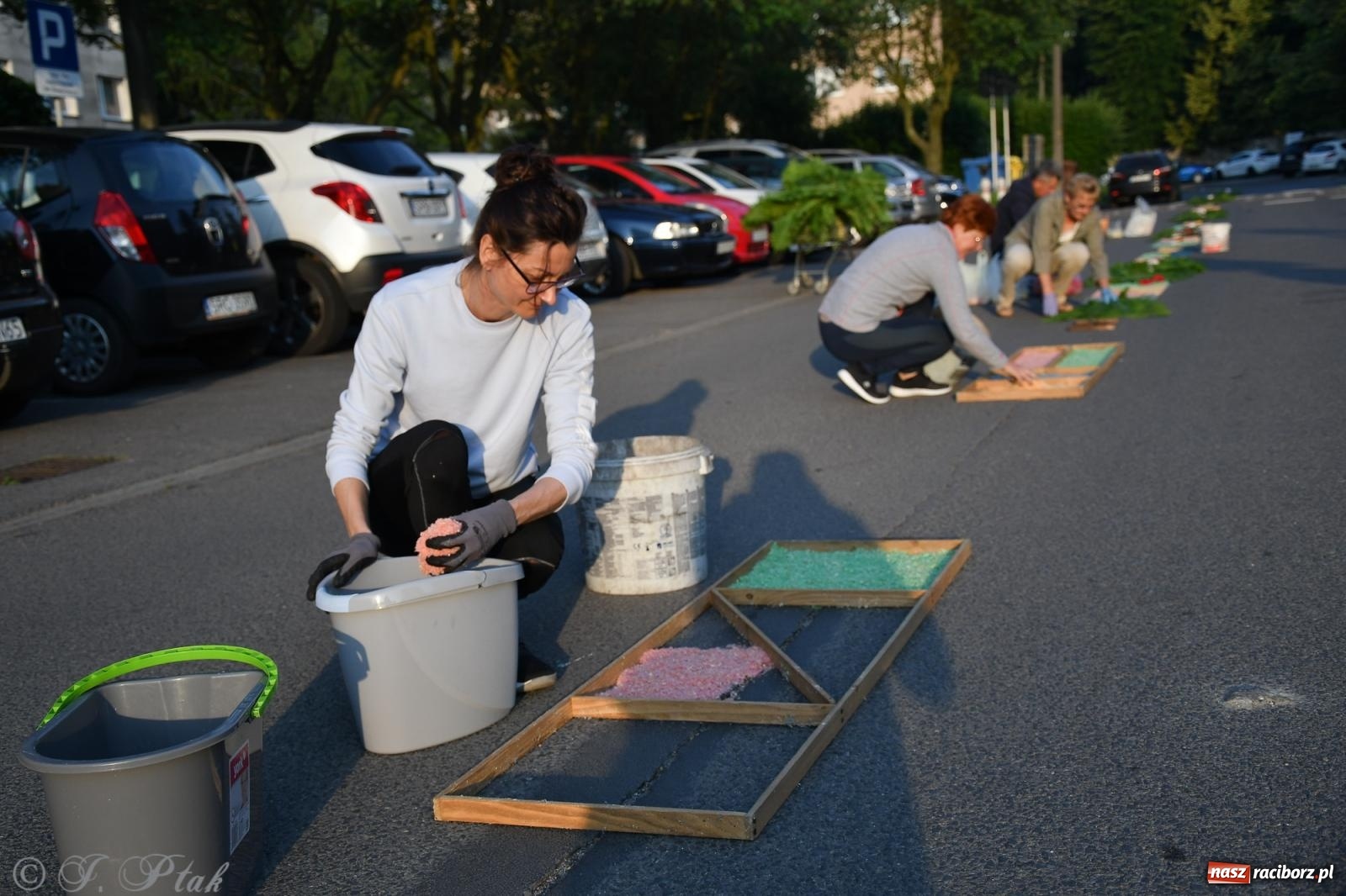 Zdjęcie w galerii na portalu naszraciborz.pl: To oni pięknie przystroili Nowe Zagrody i teren wokół kościoła Matki Bożej  wiadomości z regionu