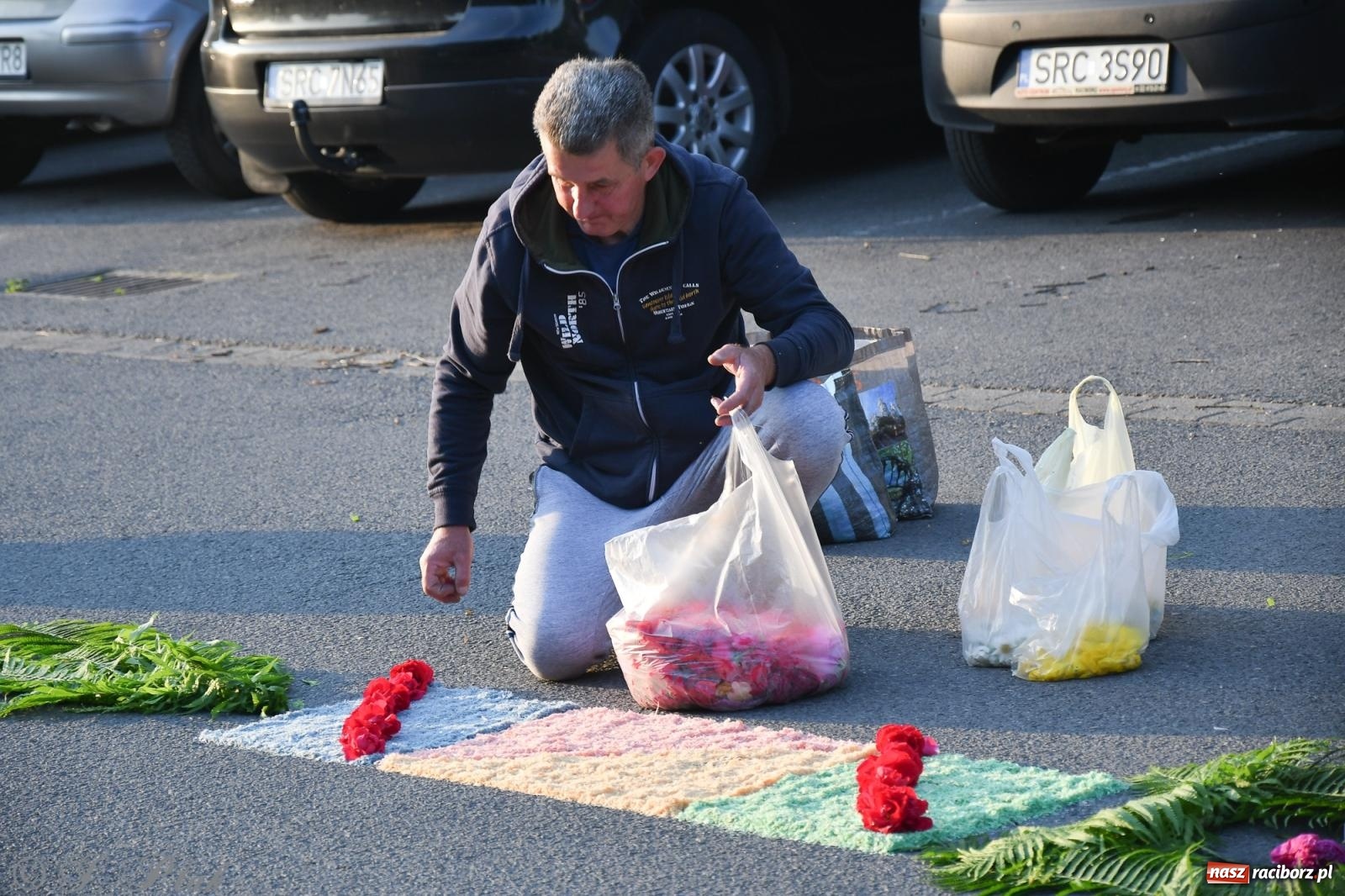 Zdjęcie w galerii na portalu naszraciborz.pl: To oni pięknie przystroili Nowe Zagrody i teren wokół kościoła Matki Bożej  wiadomości z regionu