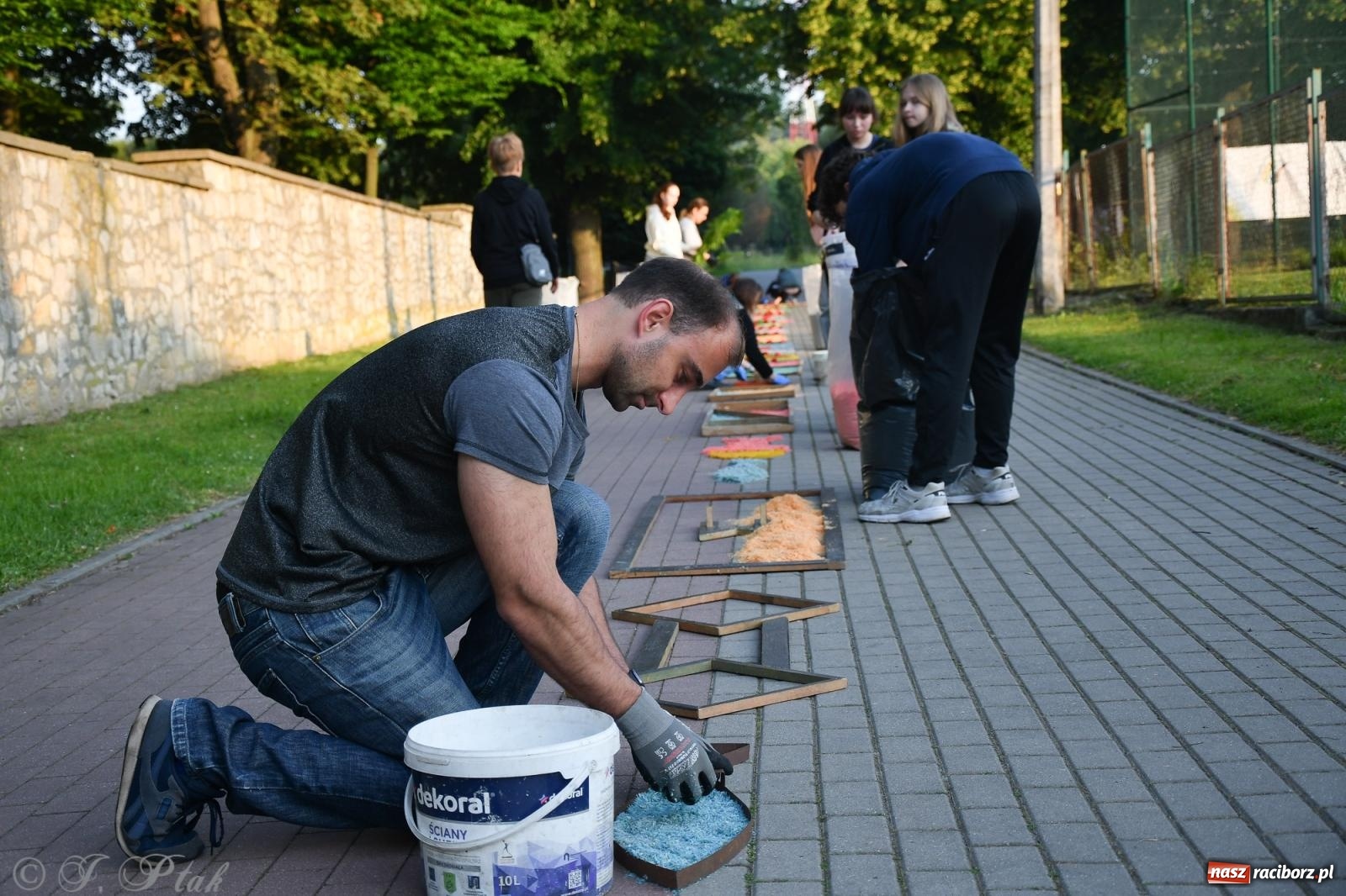 Zdjęcie w galerii na portalu naszraciborz.pl: To oni pięknie przystroili Nowe Zagrody i teren wokół kościoła Matki Bożej  wiadomości z regionu