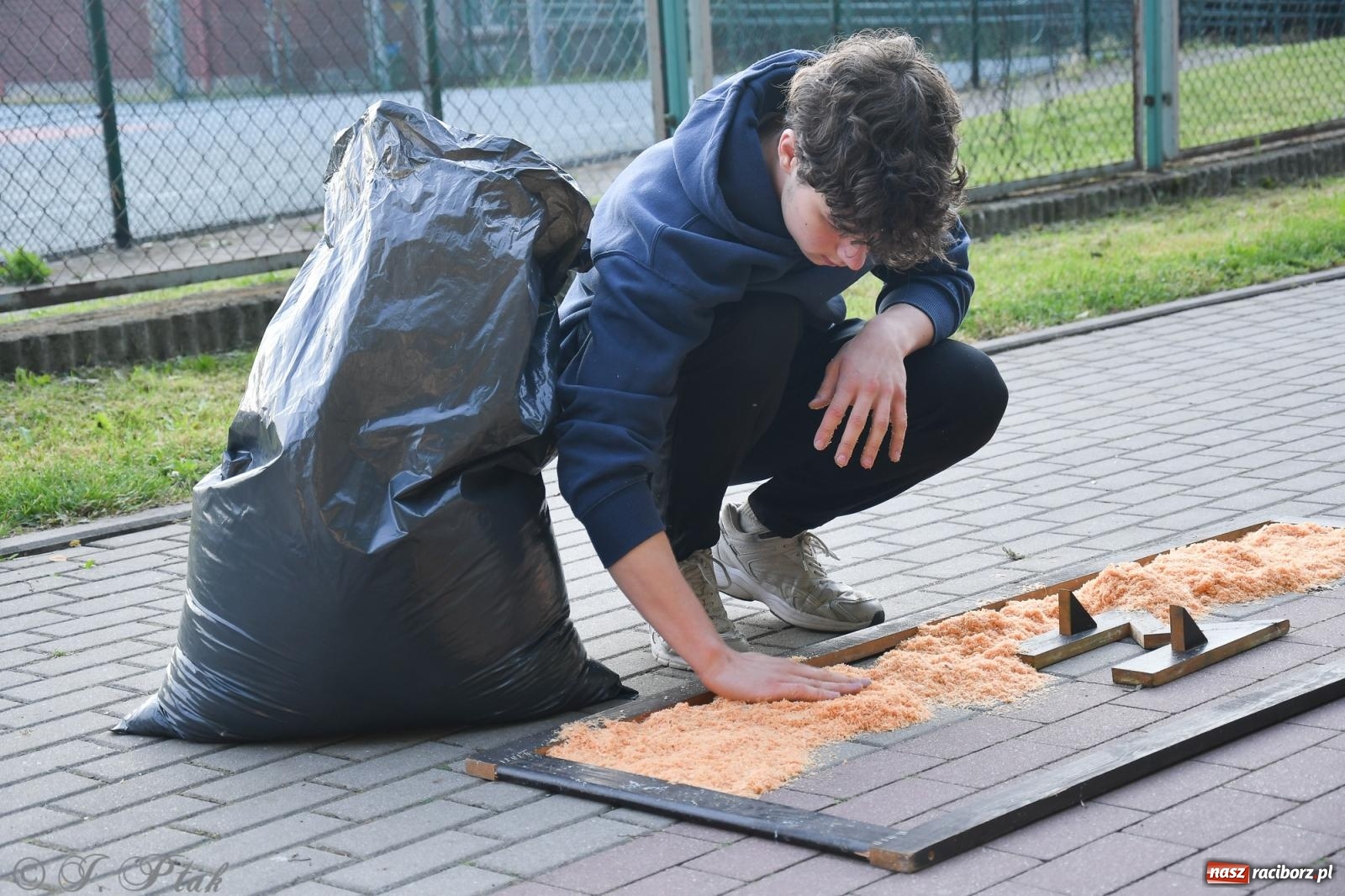 Zdjęcie w galerii na portalu naszraciborz.pl: To oni pięknie przystroili Nowe Zagrody i teren wokół kościoła Matki Bożej  wiadomości z regionu