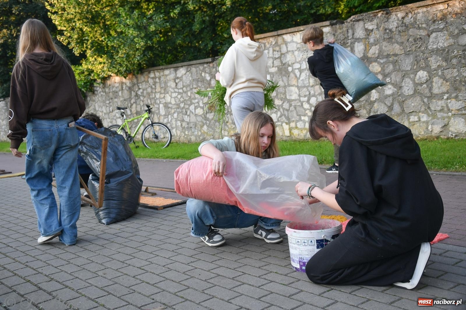Zdjęcie w galerii na portalu naszraciborz.pl: To oni pięknie przystroili Nowe Zagrody i teren wokół kościoła Matki Bożej  wiadomości z regionu