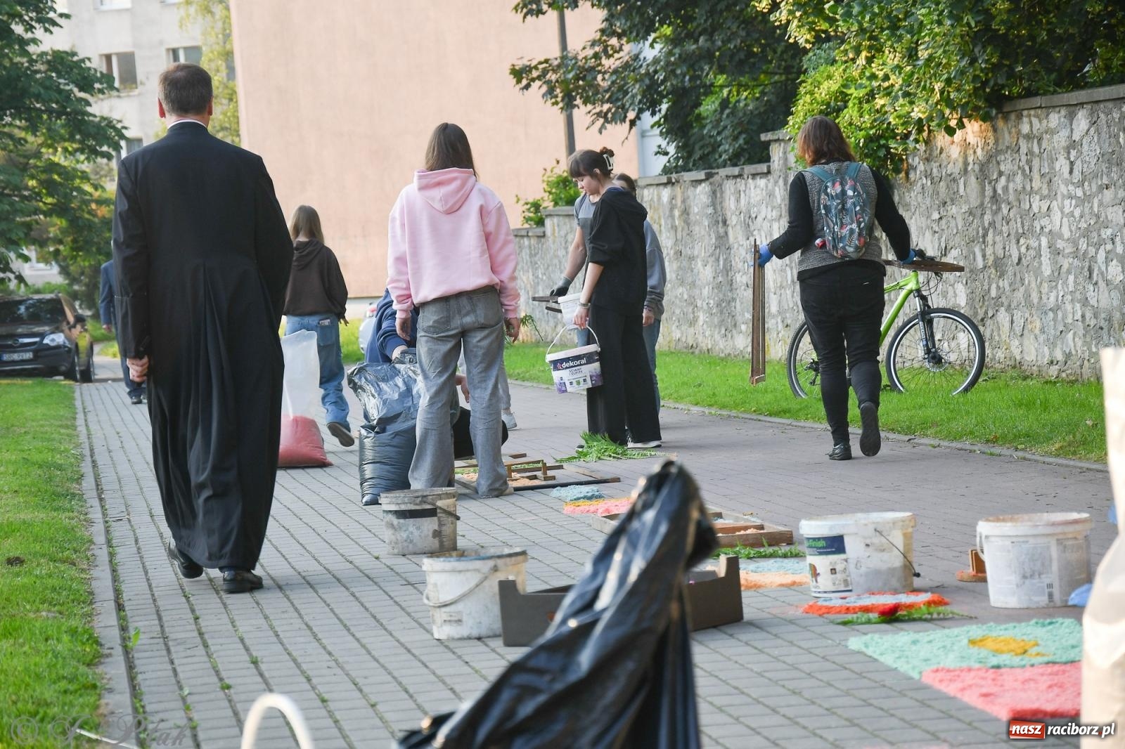 Zdjęcie w galerii na portalu naszraciborz.pl: To oni pięknie przystroili Nowe Zagrody i teren wokół kościoła Matki Bożej  wiadomości z regionu