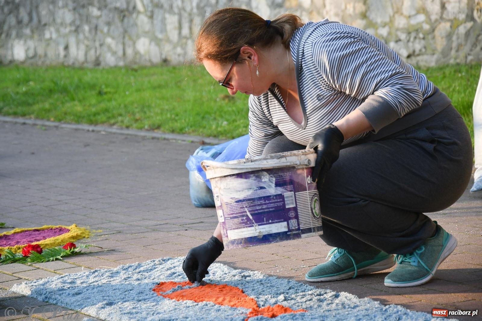Zdjęcie w galerii na portalu naszraciborz.pl: To oni pięknie przystroili Nowe Zagrody i teren wokół kościoła Matki Bożej  wiadomości z regionu