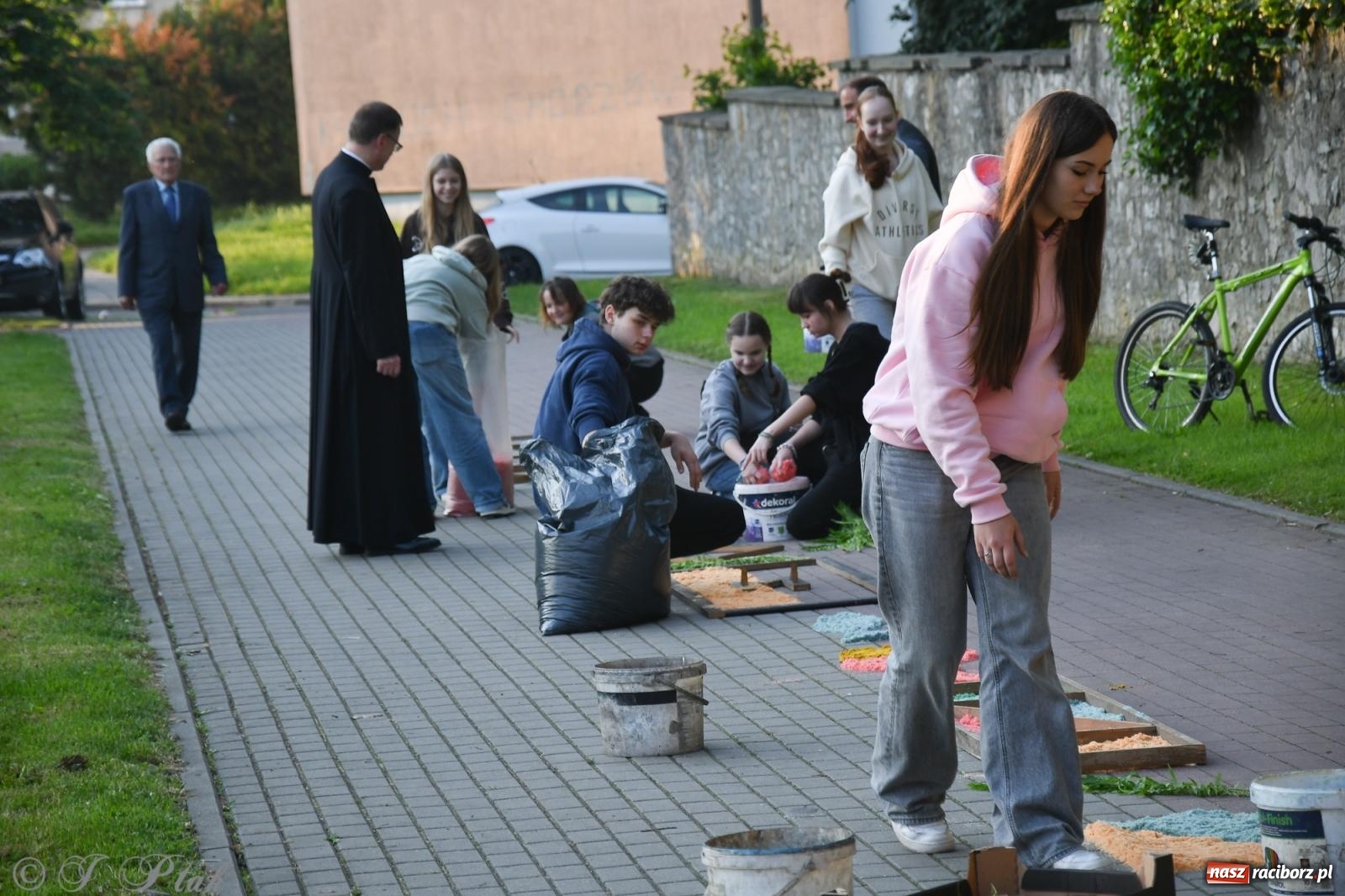 Zdjęcie w galerii na portalu naszraciborz.pl: To oni pięknie przystroili Nowe Zagrody i teren wokół kościoła Matki Bożej  wiadomości z regionu