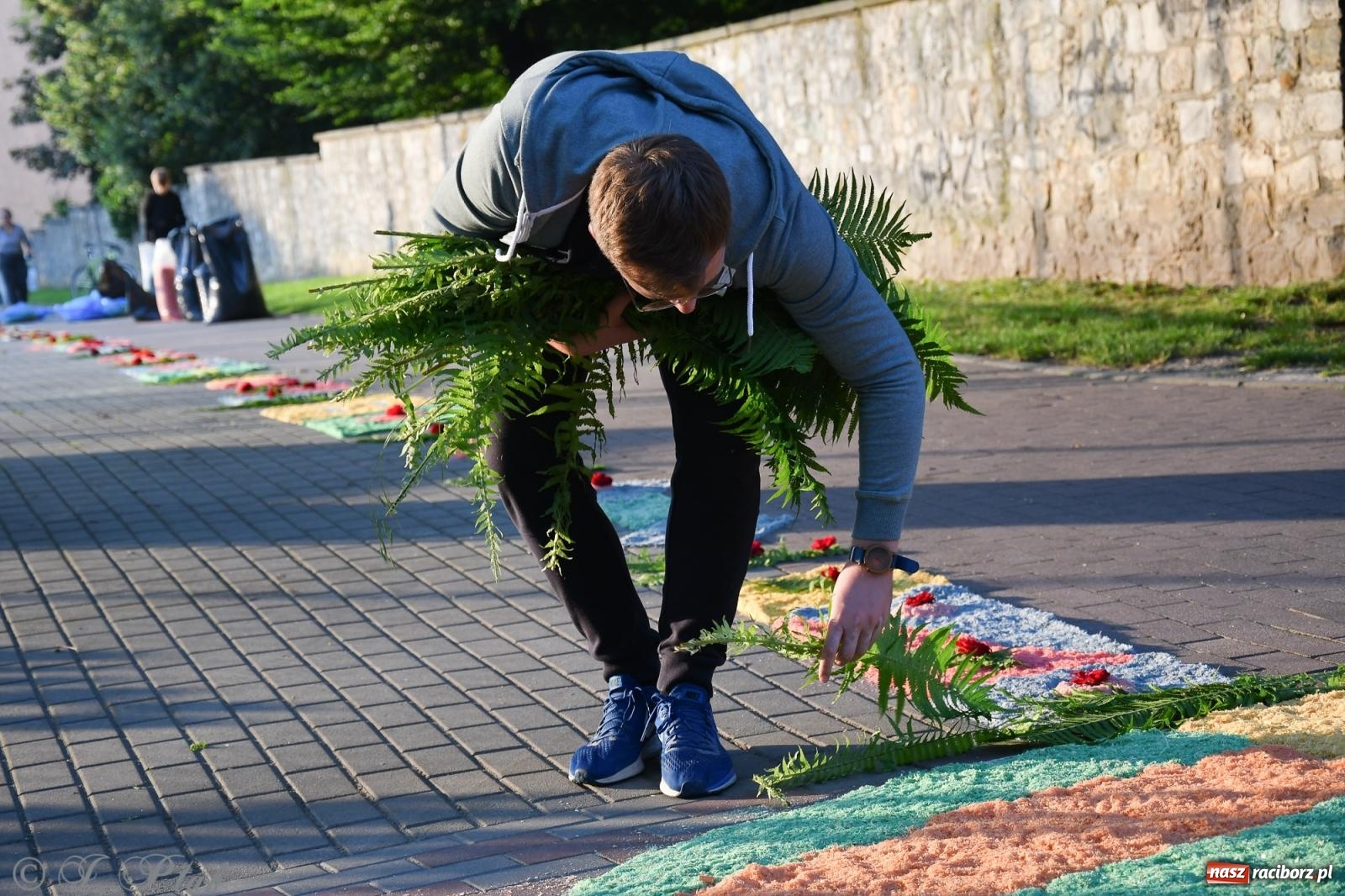 Zdjęcie w galerii na portalu naszraciborz.pl: To oni pięknie przystroili Nowe Zagrody i teren wokół kościoła Matki Bożej  wiadomości z regionu