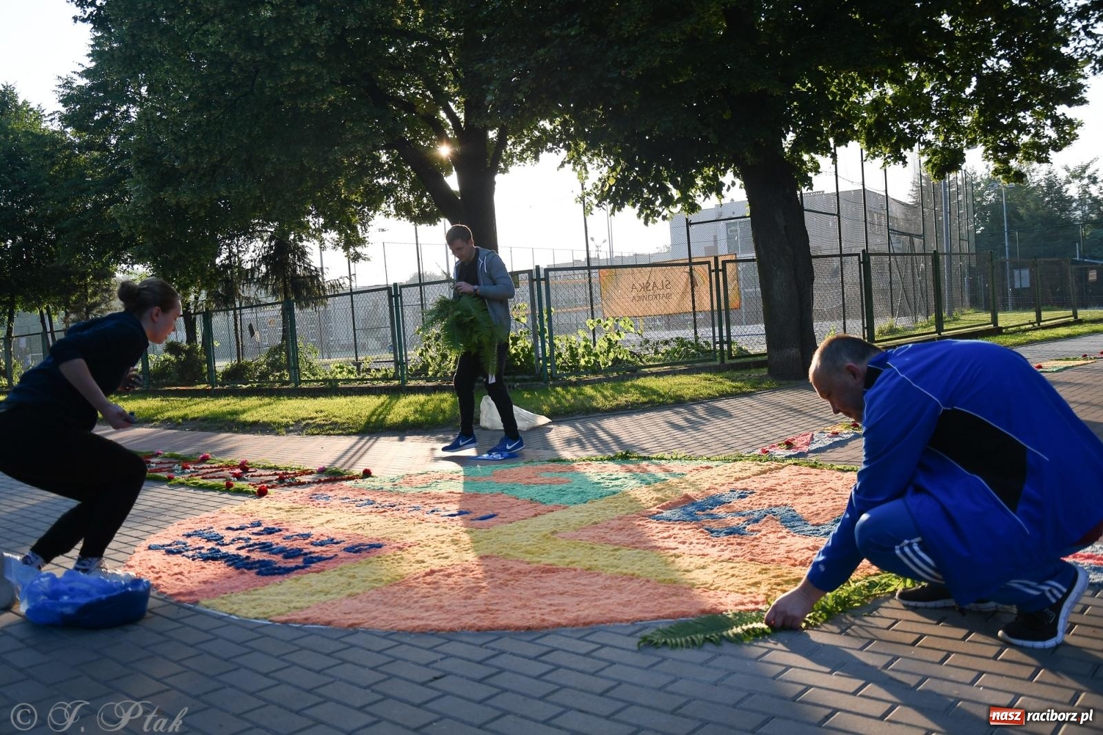 Zdjęcie w galerii na portalu naszraciborz.pl: To oni pięknie przystroili Nowe Zagrody i teren wokół kościoła Matki Bożej  wiadomości z regionu