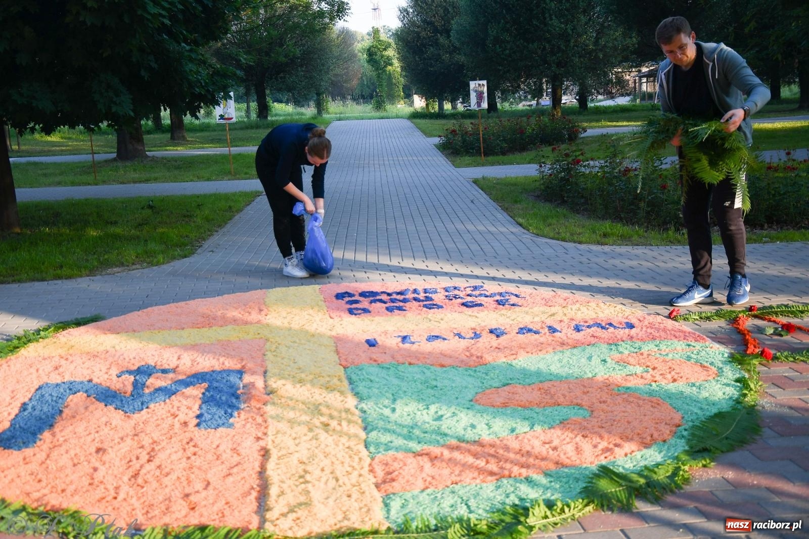 Zdjęcie w galerii na portalu naszraciborz.pl: To oni pięknie przystroili Nowe Zagrody i teren wokół kościoła Matki Bożej  wiadomości z regionu
