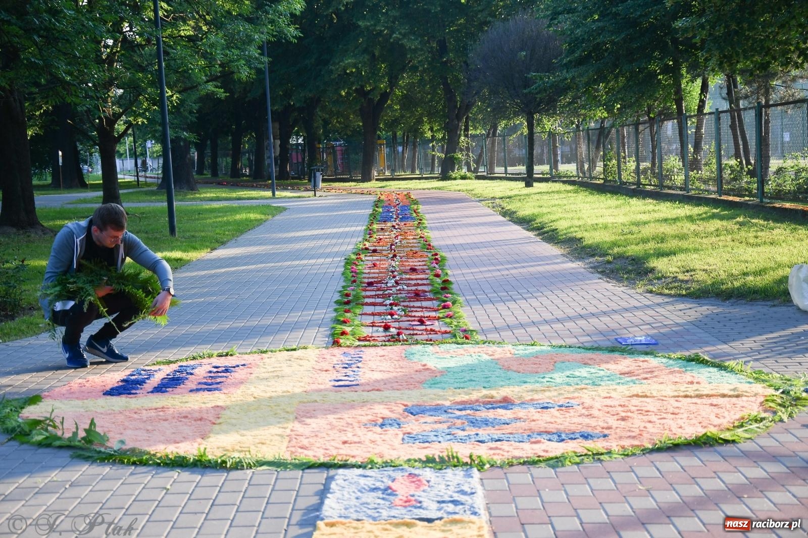 Zdjęcie w galerii na portalu naszraciborz.pl: To oni pięknie przystroili Nowe Zagrody i teren wokół kościoła Matki Bożej  wiadomości z regionu