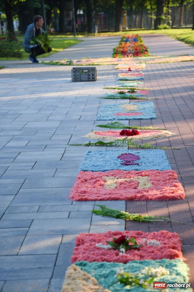 Zdjęcie w galerii na portalu naszraciborz.pl: To oni pięknie przystroili Nowe Zagrody i teren wokół kościoła Matki Bożej  wiadomości z regionu