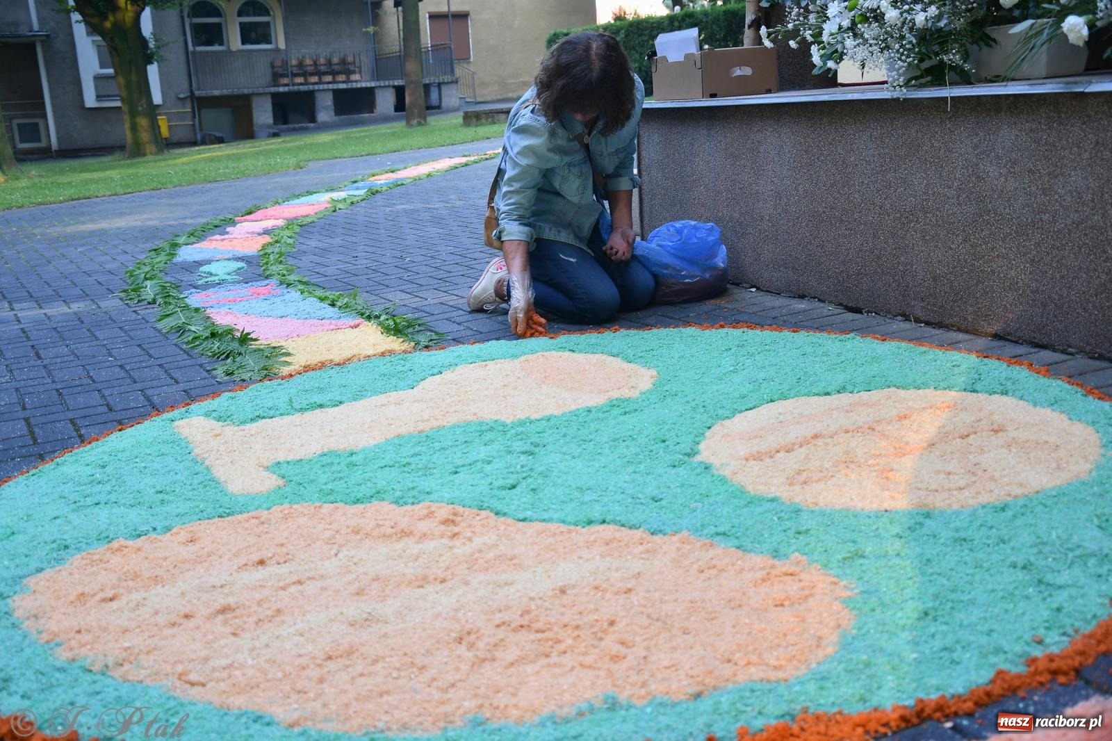 Zdjęcie w galerii na portalu naszraciborz.pl: To oni pięknie przystroili Nowe Zagrody i teren wokół kościoła Matki Bożej  wiadomości z regionu