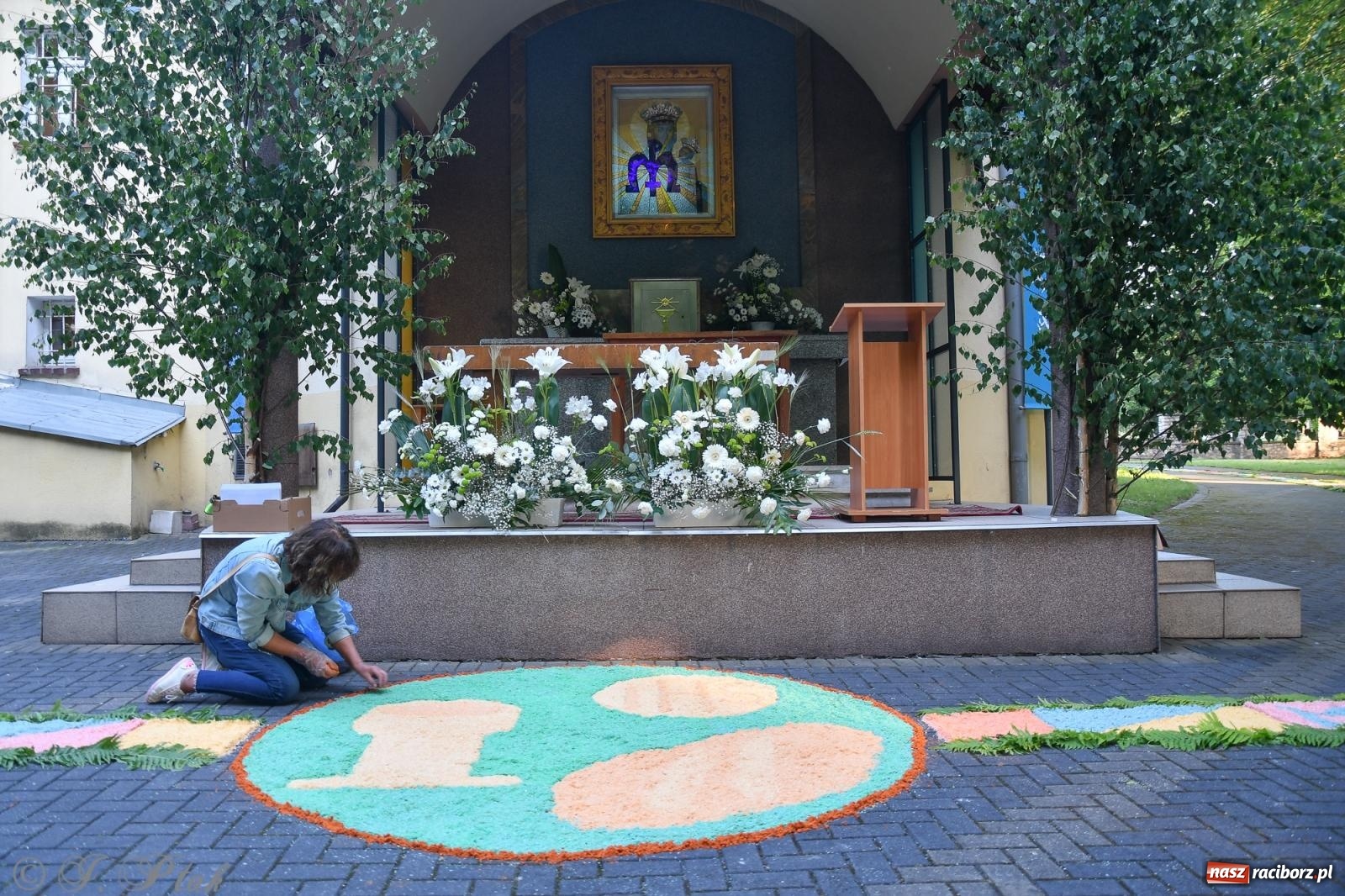 Zdjęcie w galerii na portalu naszraciborz.pl: To oni pięknie przystroili Nowe Zagrody i teren wokół kościoła Matki Bożej  wiadomości z regionu