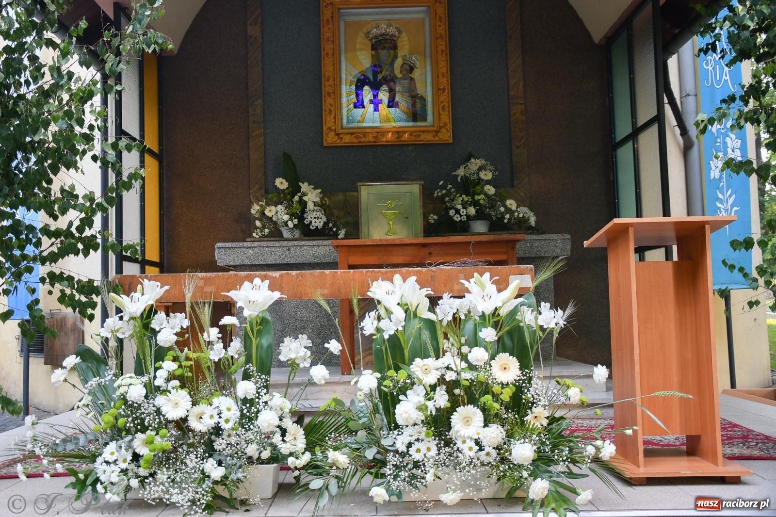 Zdjęcie w galerii na portalu naszraciborz.pl: To oni pięknie przystroili Nowe Zagrody i teren wokół kościoła Matki Bożej  wiadomości z regionu