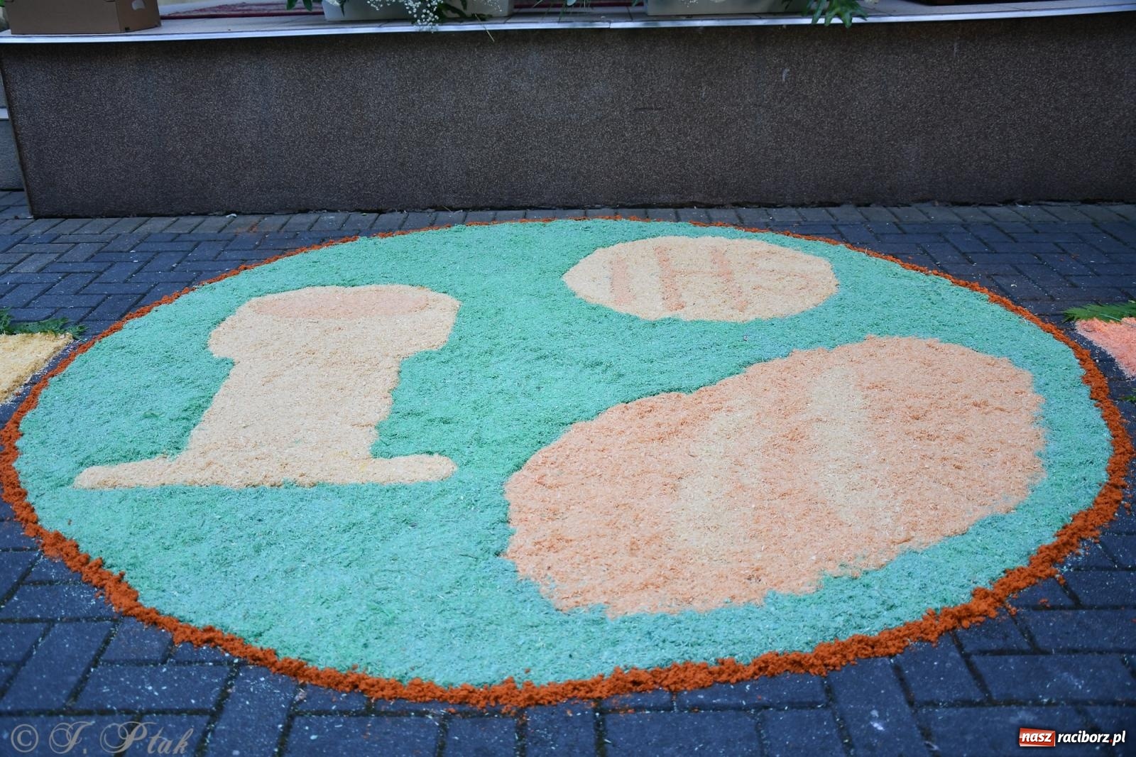 Zdjęcie w galerii na portalu naszraciborz.pl: To oni pięknie przystroili Nowe Zagrody i teren wokół kościoła Matki Bożej  wiadomości z regionu