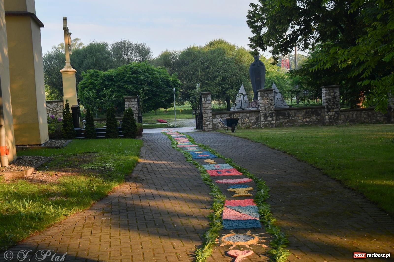 Zdjęcie w galerii na portalu naszraciborz.pl: To oni pięknie przystroili Nowe Zagrody i teren wokół kościoła Matki Bożej  wiadomości z regionu