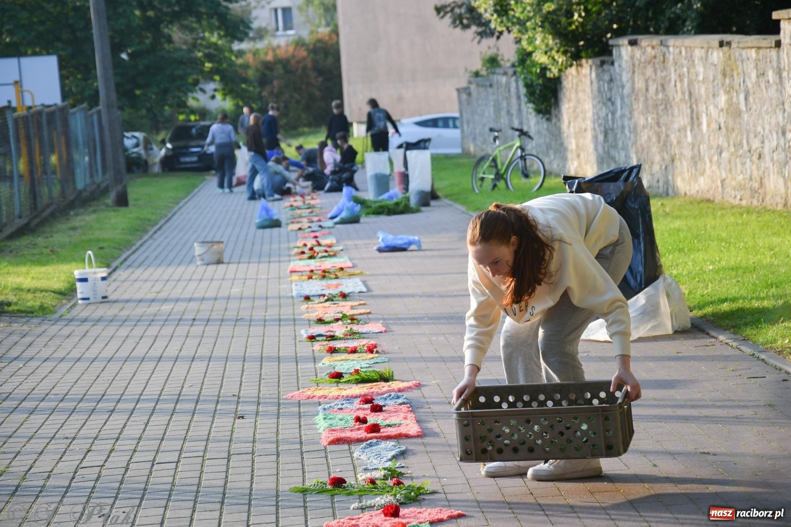 Zdjęcie w galerii na portalu naszraciborz.pl: To oni pięknie przystroili Nowe Zagrody i teren wokół kościoła Matki Bożej  wiadomości z regionu