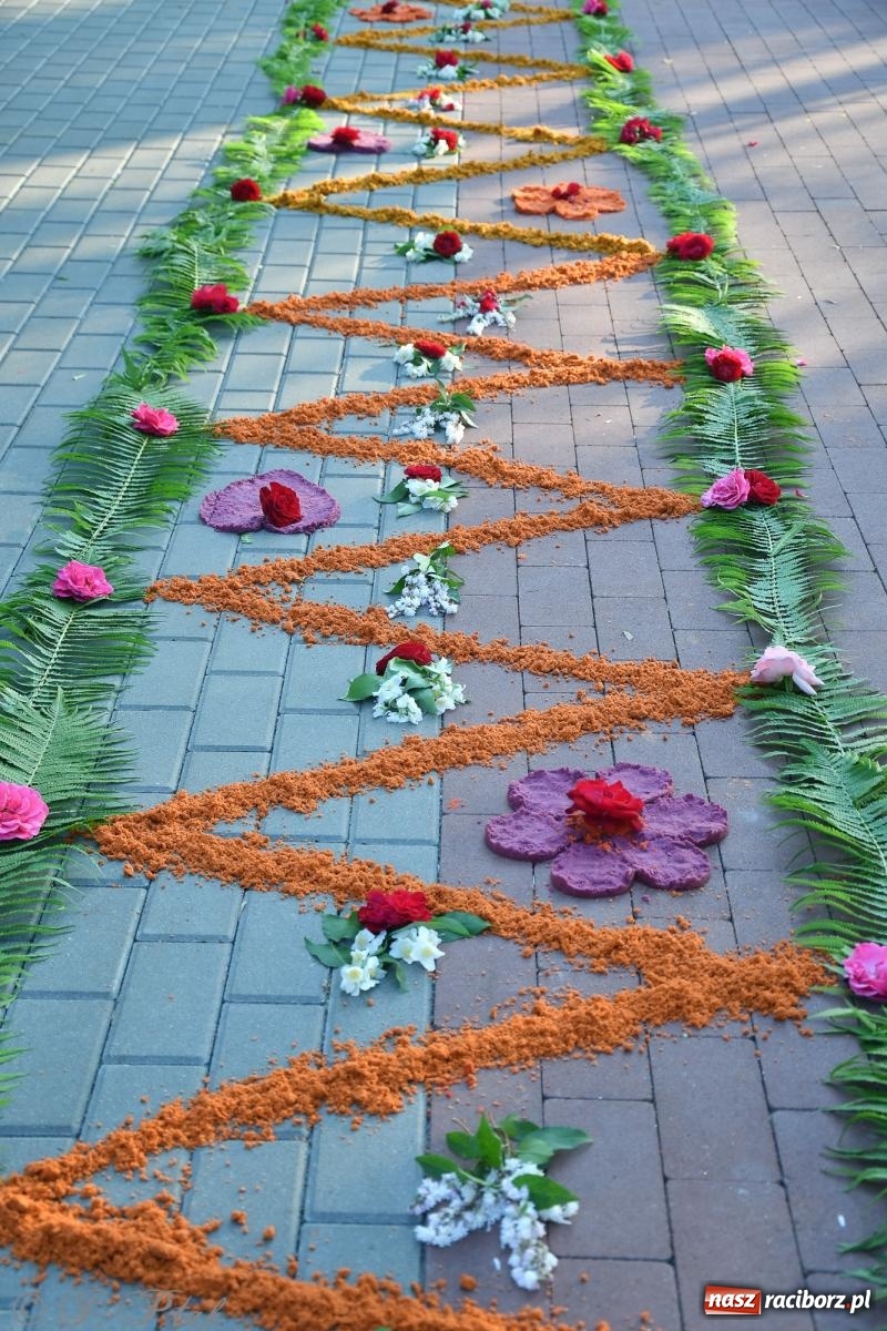 Zdjęcie w galerii na portalu naszraciborz.pl: To oni pięknie przystroili Nowe Zagrody i teren wokół kościoła Matki Bożej  wiadomości z regionu