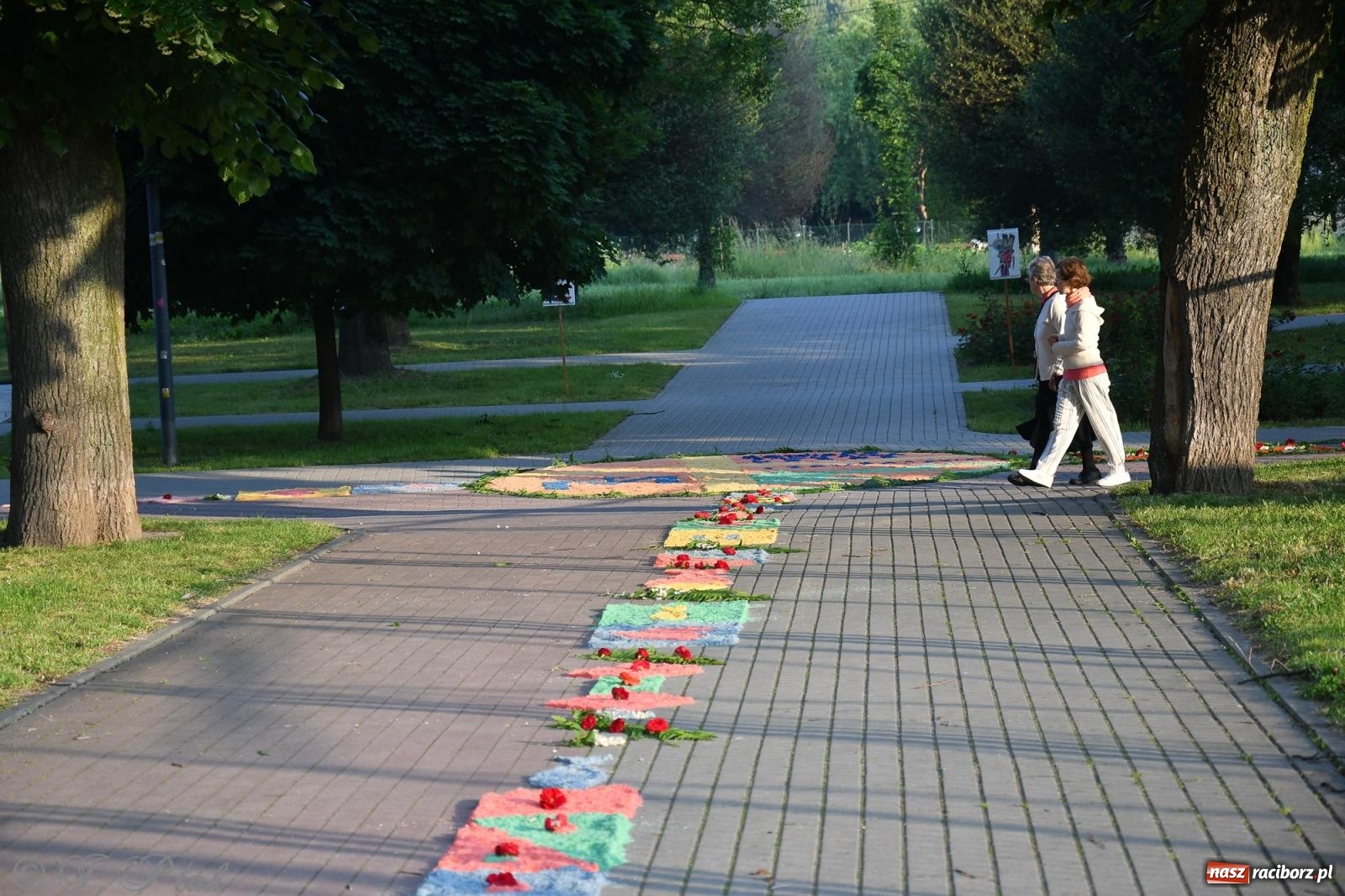 Zdjęcie w galerii na portalu naszraciborz.pl: To oni pięknie przystroili Nowe Zagrody i teren wokół kościoła Matki Bożej  wiadomości z regionu