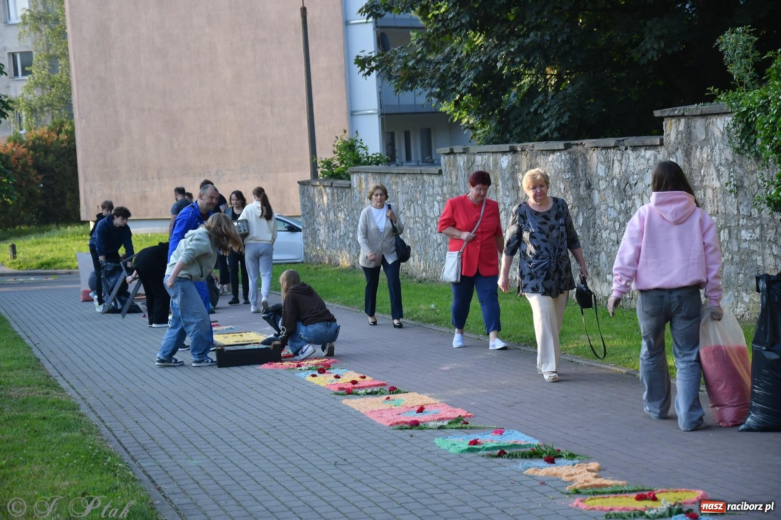 Zdjęcie w galerii na portalu naszraciborz.pl: To oni pięknie przystroili Nowe Zagrody i teren wokół kościoła Matki Bożej  wiadomości z regionu