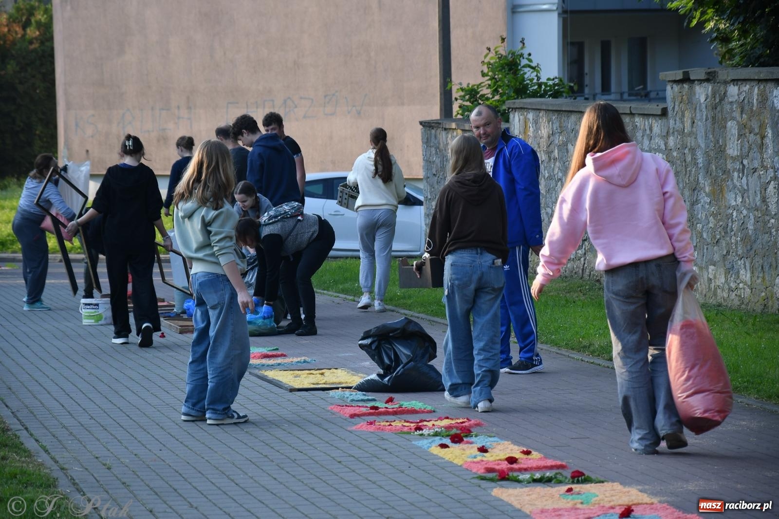 Zdjęcie w galerii na portalu naszraciborz.pl: To oni pięknie przystroili Nowe Zagrody i teren wokół kościoła Matki Bożej  wiadomości z regionu