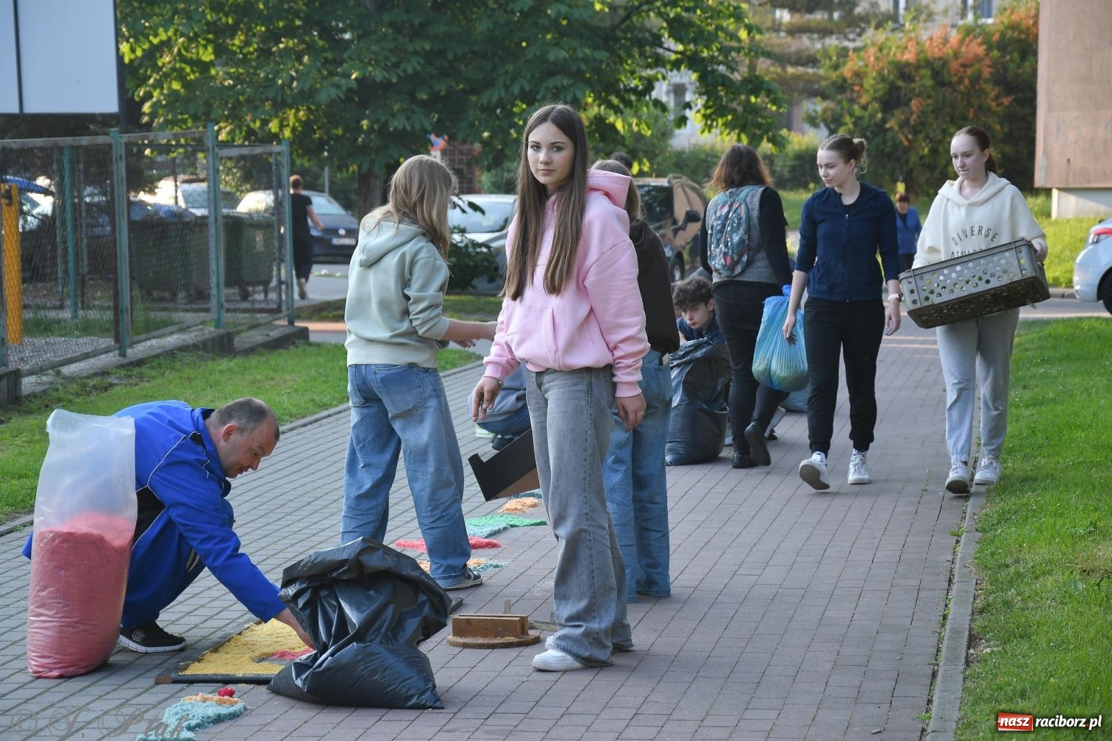 Zdjęcie w galerii na portalu naszraciborz.pl: To oni pięknie przystroili Nowe Zagrody i teren wokół kościoła Matki Bożej  wiadomości z regionu