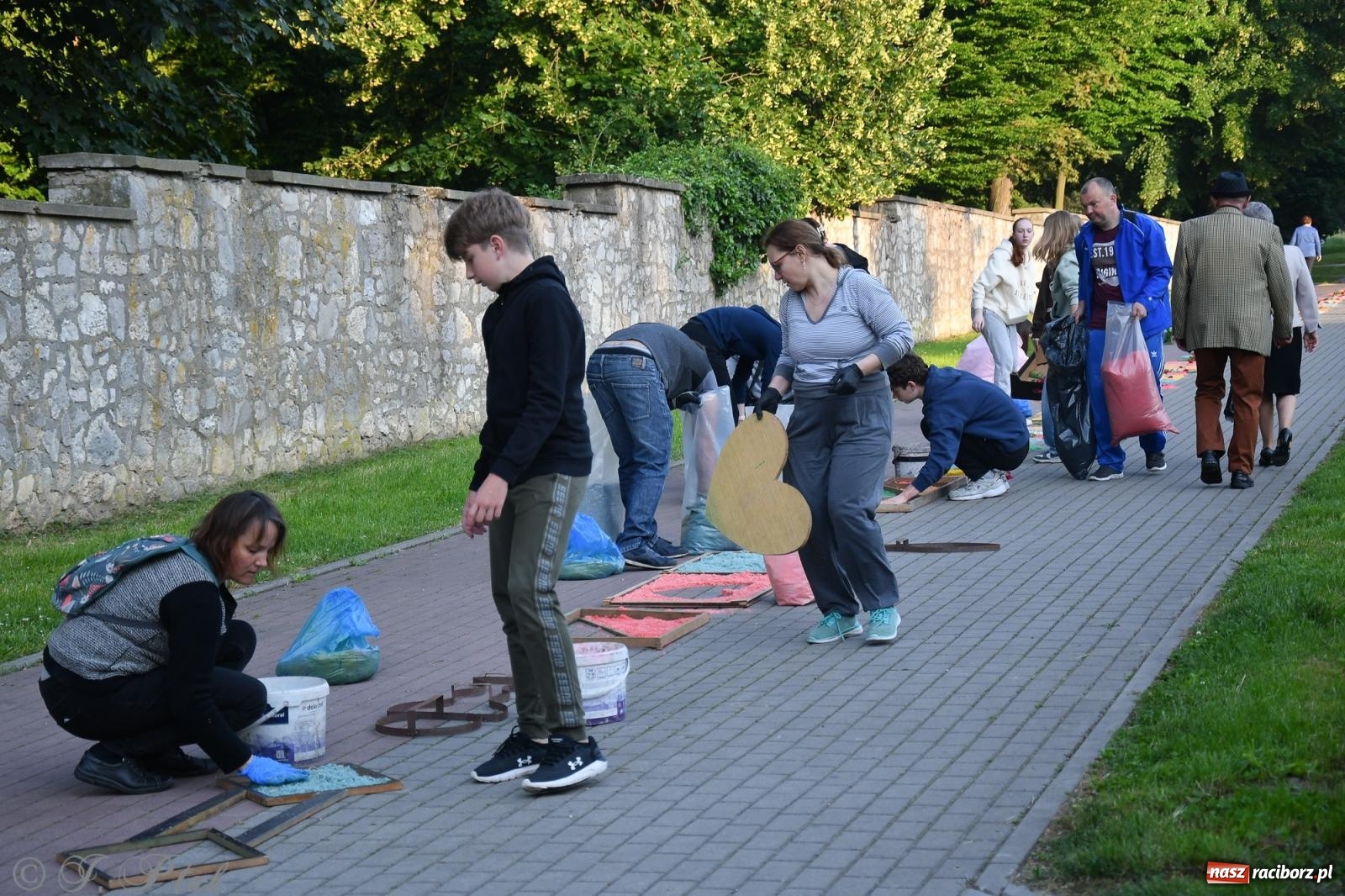 Zdjęcie w galerii na portalu naszraciborz.pl: To oni pięknie przystroili Nowe Zagrody i teren wokół kościoła Matki Bożej  wiadomości z regionu