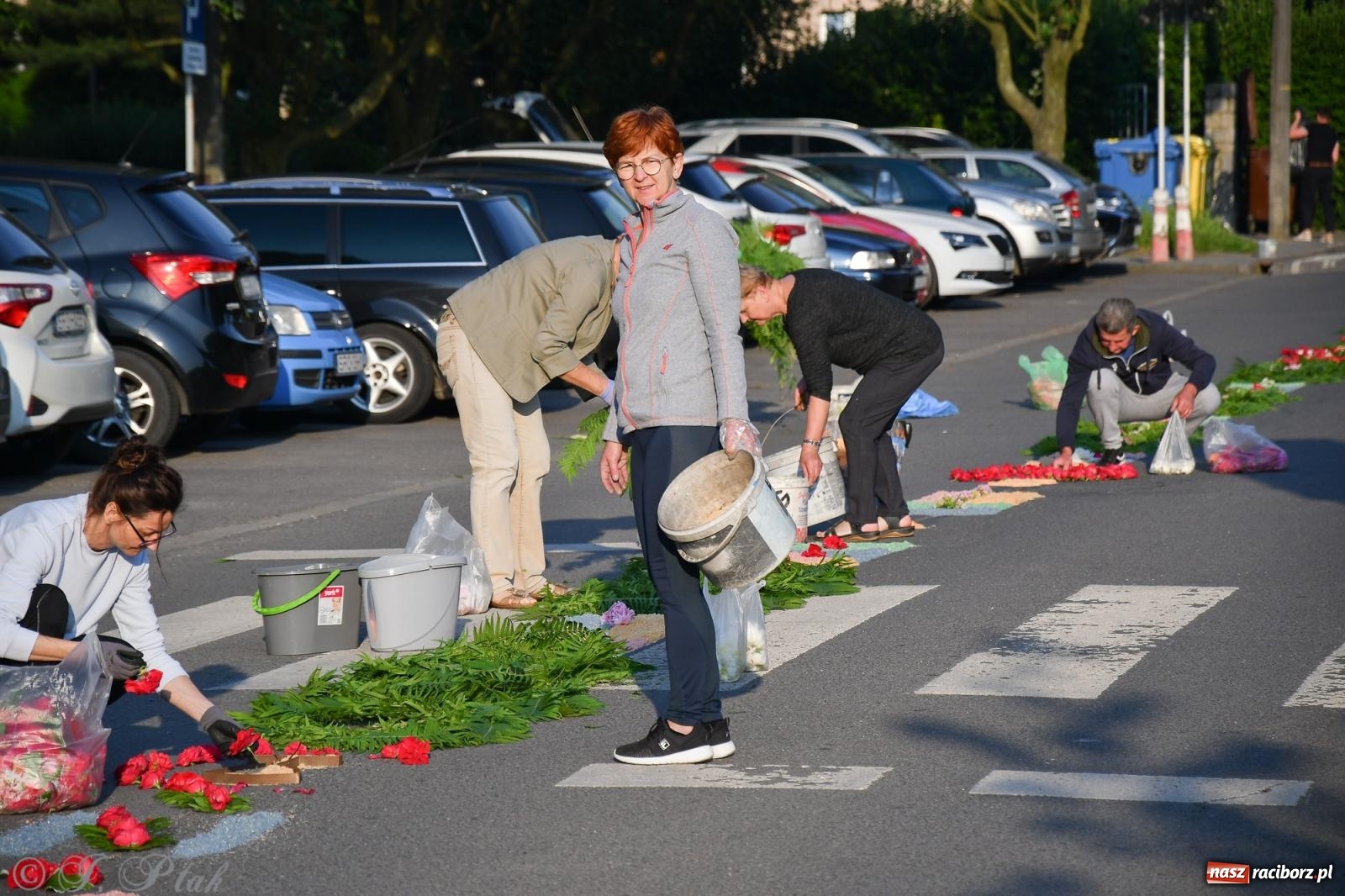 Zdjęcie w galerii na portalu naszraciborz.pl: To oni pięknie przystroili Nowe Zagrody i teren wokół kościoła Matki Bożej  wiadomości z regionu