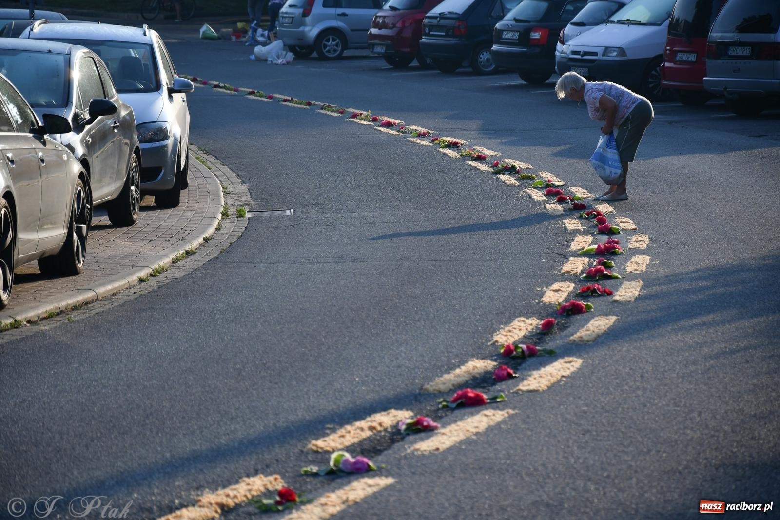 Zdjęcie w galerii na portalu naszraciborz.pl: To oni pięknie przystroili Nowe Zagrody i teren wokół kościoła Matki Bożej  wiadomości z regionu