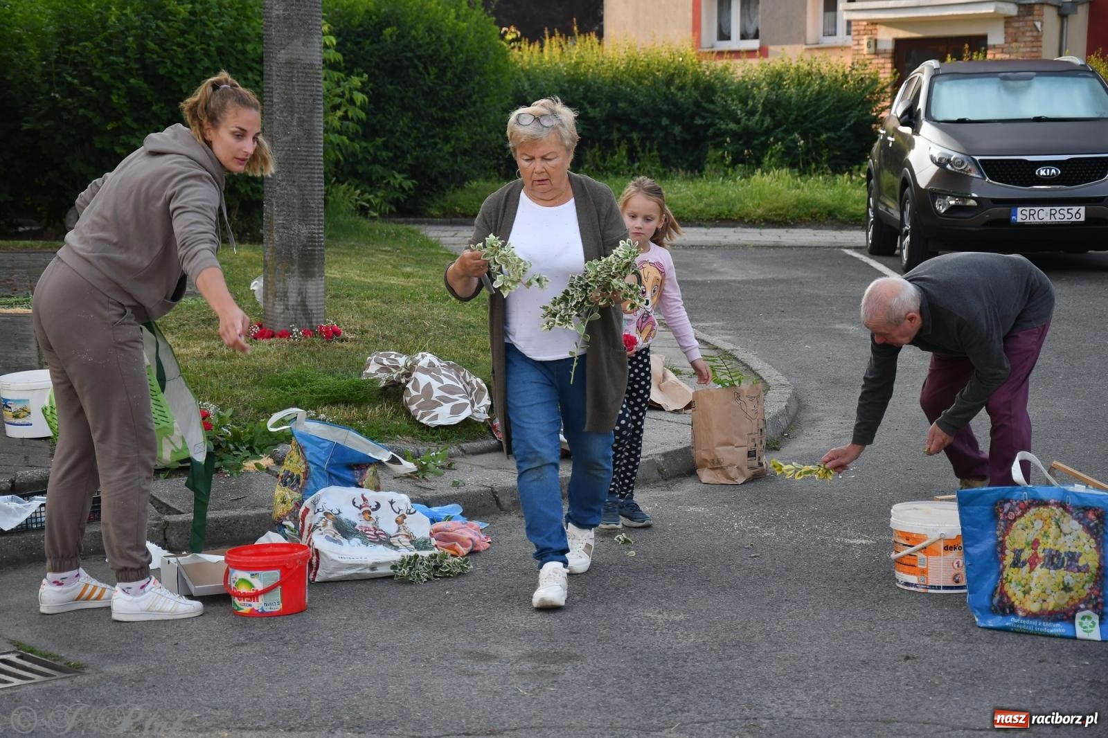 Zdjęcie w galerii na portalu naszraciborz.pl: To oni pięknie przystroili Nowe Zagrody i teren wokół kościoła Matki Bożej  wiadomości z regionu