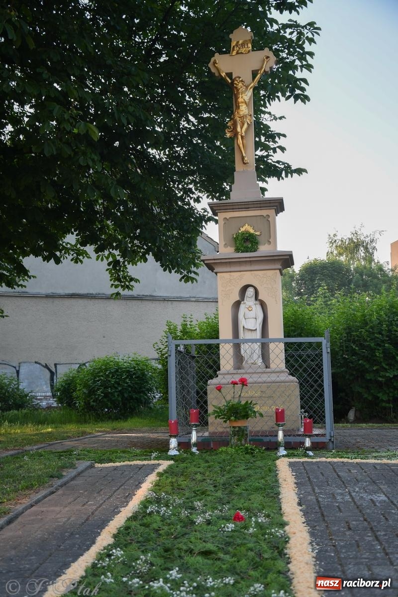 Zdjęcie w galerii na portalu naszraciborz.pl: To oni pięknie przystroili Nowe Zagrody i teren wokół kościoła Matki Bożej  wiadomości z regionu
