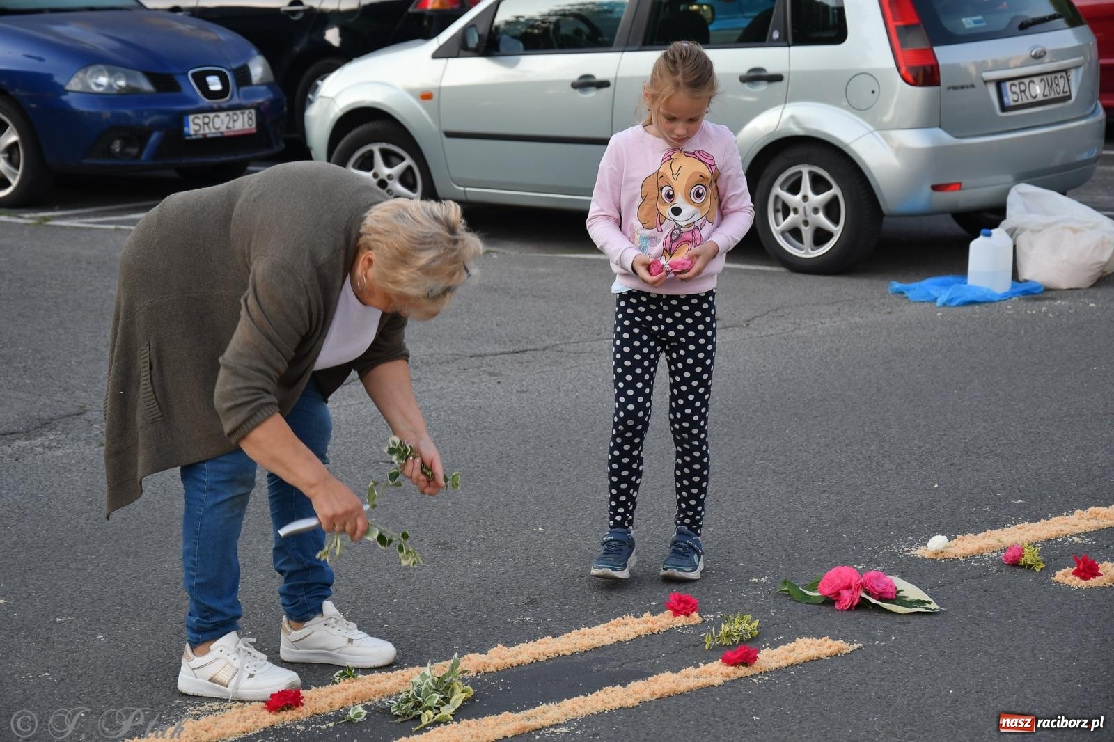 Zdjęcie w galerii na portalu naszraciborz.pl: To oni pięknie przystroili Nowe Zagrody i teren wokół kościoła Matki Bożej  wiadomości z regionu