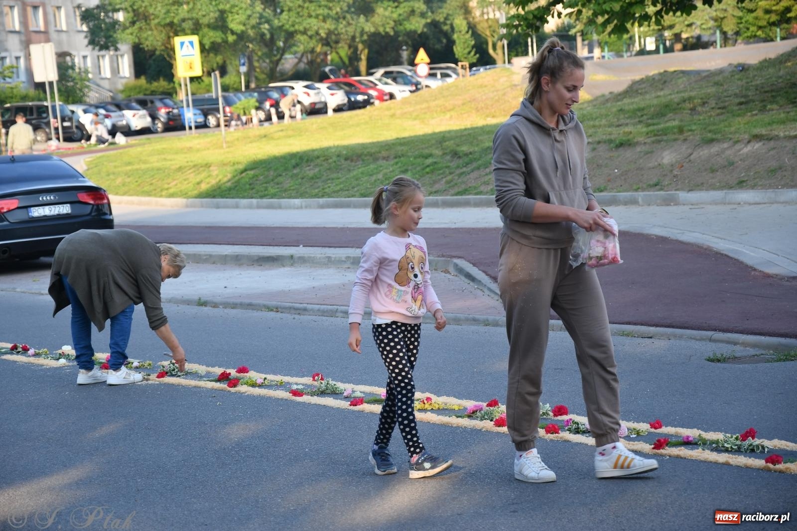 Zdjęcie w galerii na portalu naszraciborz.pl: To oni pięknie przystroili Nowe Zagrody i teren wokół kościoła Matki Bożej  wiadomości z regionu