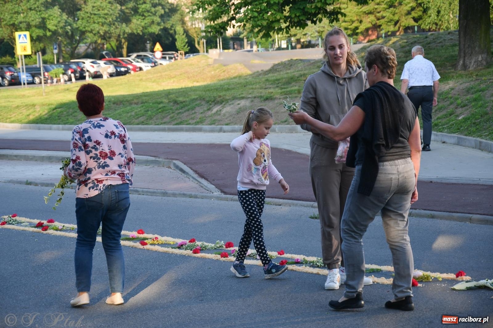 Zdjęcie w galerii na portalu naszraciborz.pl: To oni pięknie przystroili Nowe Zagrody i teren wokół kościoła Matki Bożej  wiadomości z regionu
