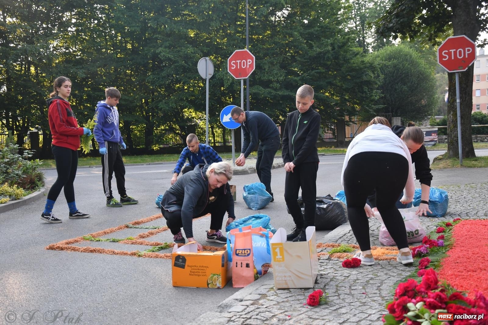Zdjęcie w galerii na portalu naszraciborz.pl: To oni pięknie przystroili Nowe Zagrody i teren wokół kościoła Matki Bożej  wiadomości z regionu