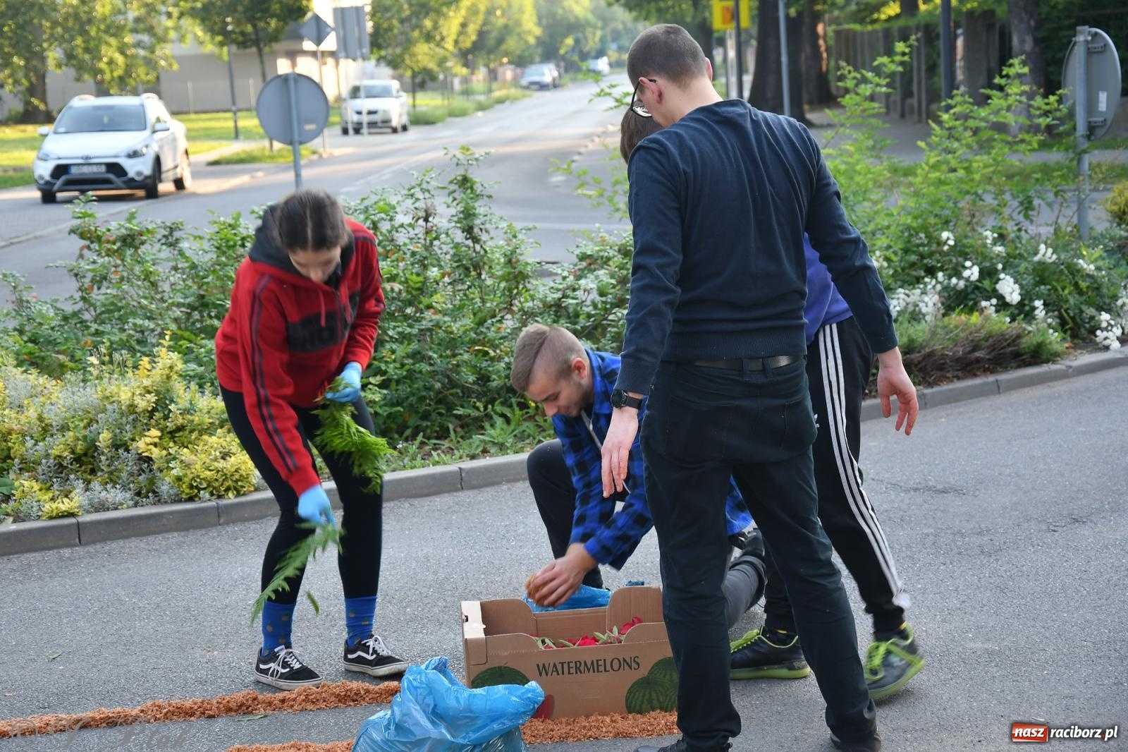 Zdjęcie w galerii na portalu naszraciborz.pl: To oni pięknie przystroili Nowe Zagrody i teren wokół kościoła Matki Bożej  wiadomości z regionu