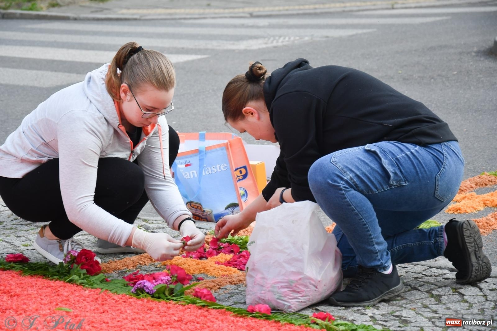 Zdjęcie w galerii na portalu naszraciborz.pl: To oni pięknie przystroili Nowe Zagrody i teren wokół kościoła Matki Bożej  wiadomości z regionu