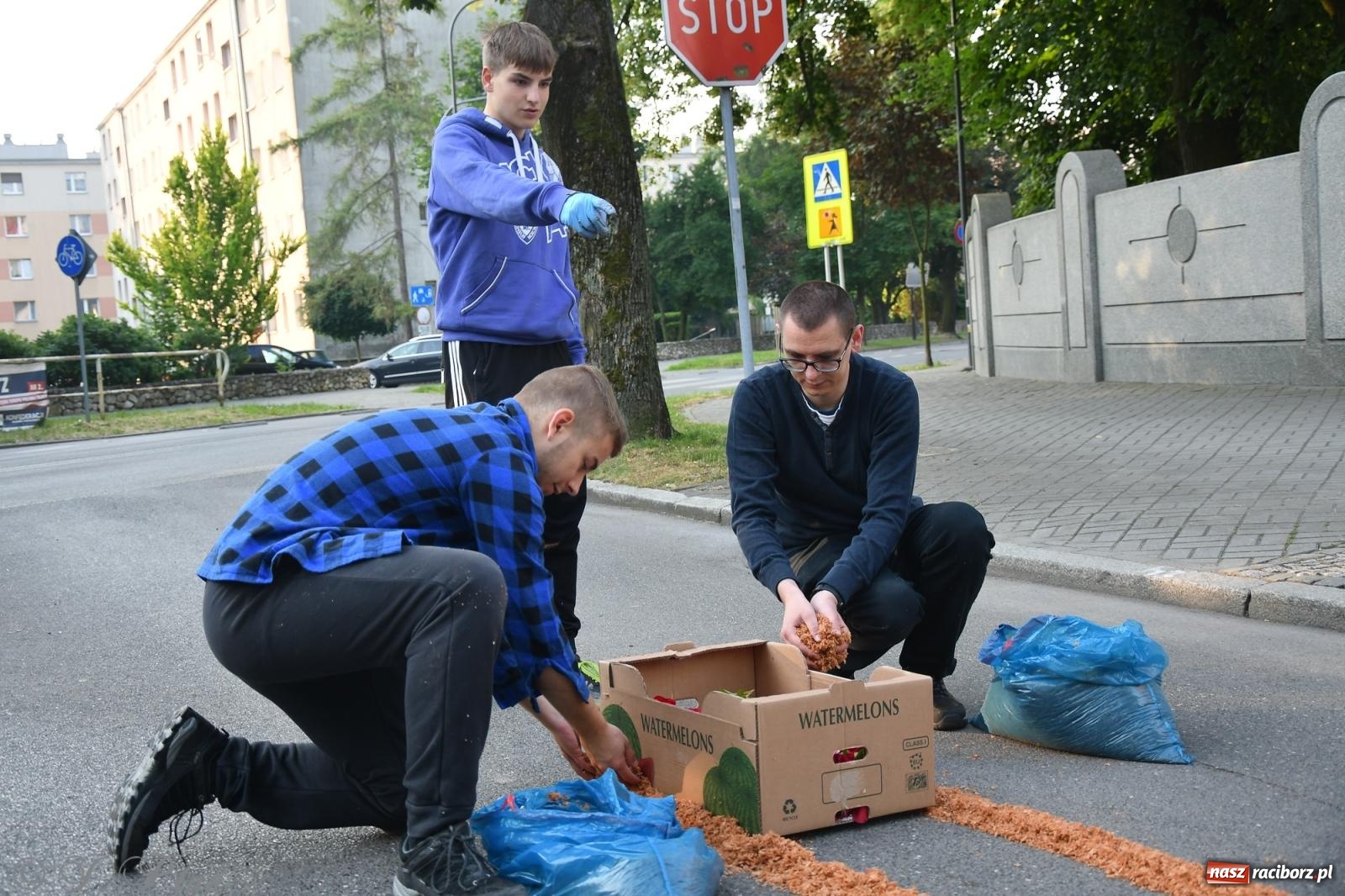 Zdjęcie w galerii na portalu naszraciborz.pl: To oni pięknie przystroili Nowe Zagrody i teren wokół kościoła Matki Bożej  wiadomości z regionu