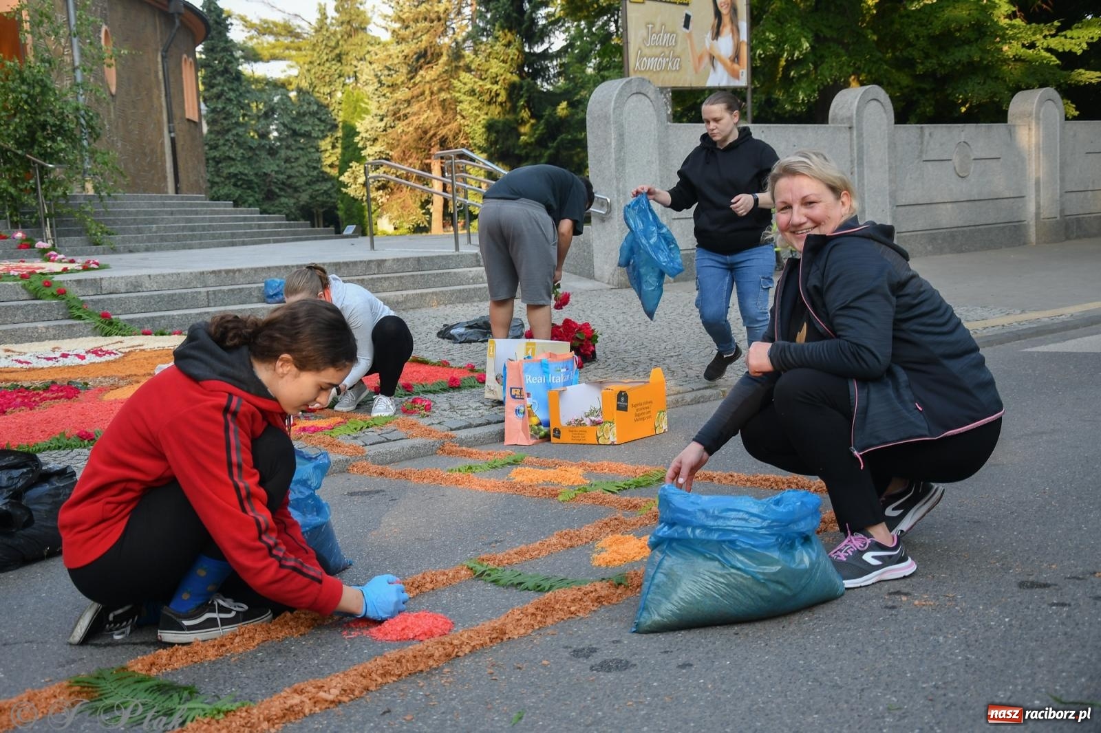 Zdjęcie w galerii na portalu naszraciborz.pl: To oni pięknie przystroili Nowe Zagrody i teren wokół kościoła Matki Bożej  wiadomości z regionu