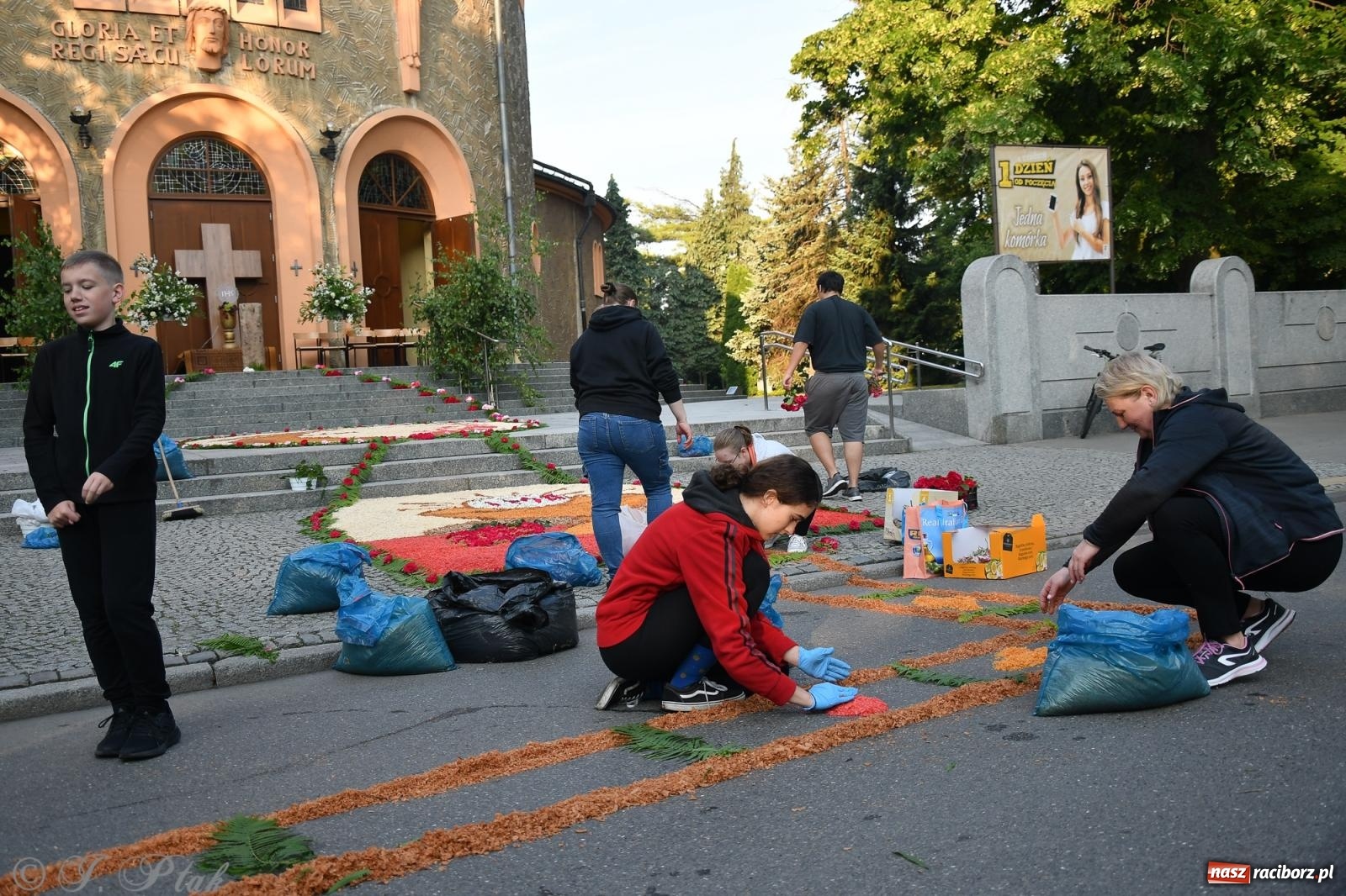 Zdjęcie w galerii na portalu naszraciborz.pl: To oni pięknie przystroili Nowe Zagrody i teren wokół kościoła Matki Bożej  wiadomości z regionu