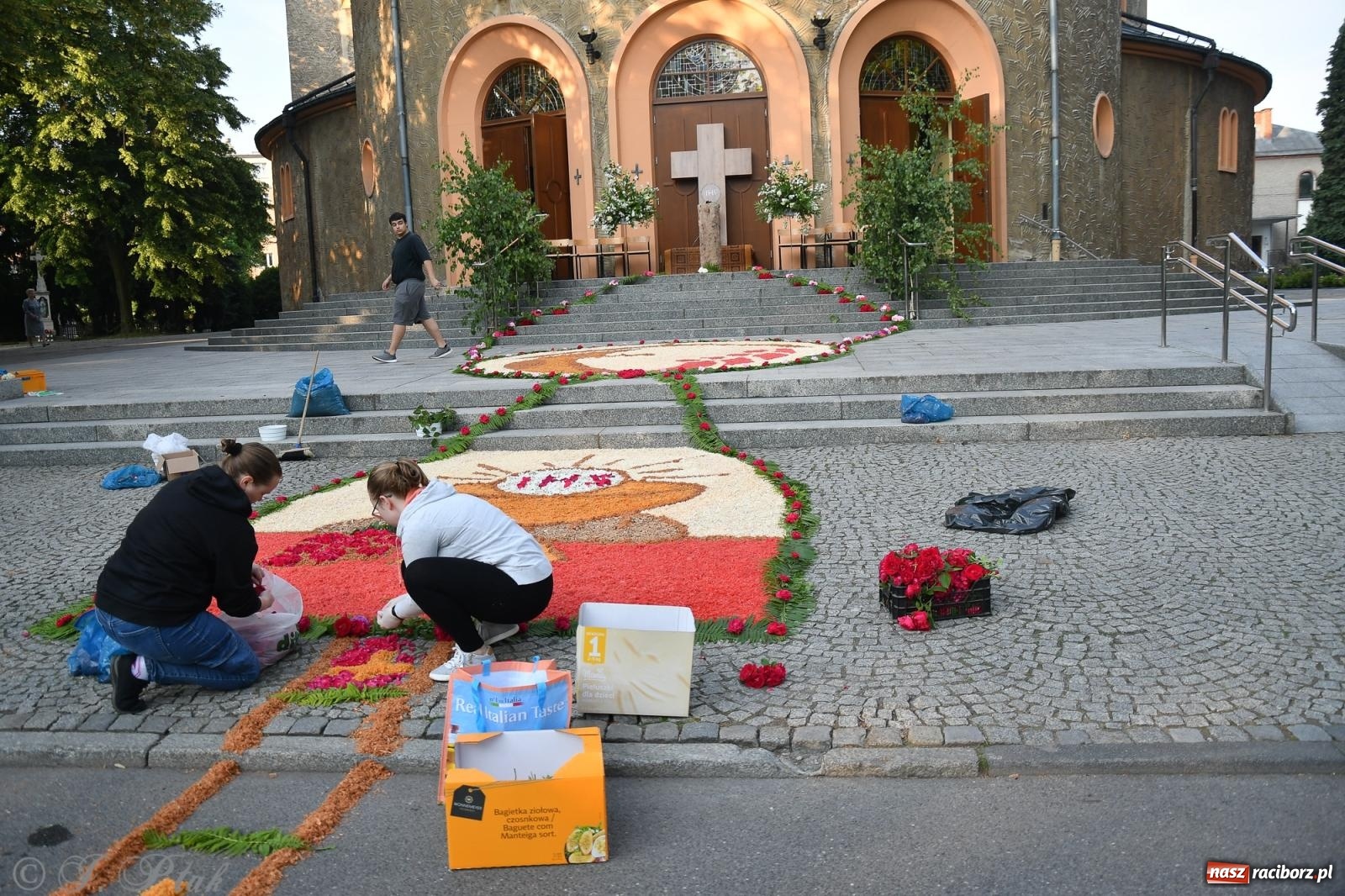 Zdjęcie w galerii na portalu naszraciborz.pl: To oni pięknie przystroili Nowe Zagrody i teren wokół kościoła Matki Bożej  wiadomości z regionu