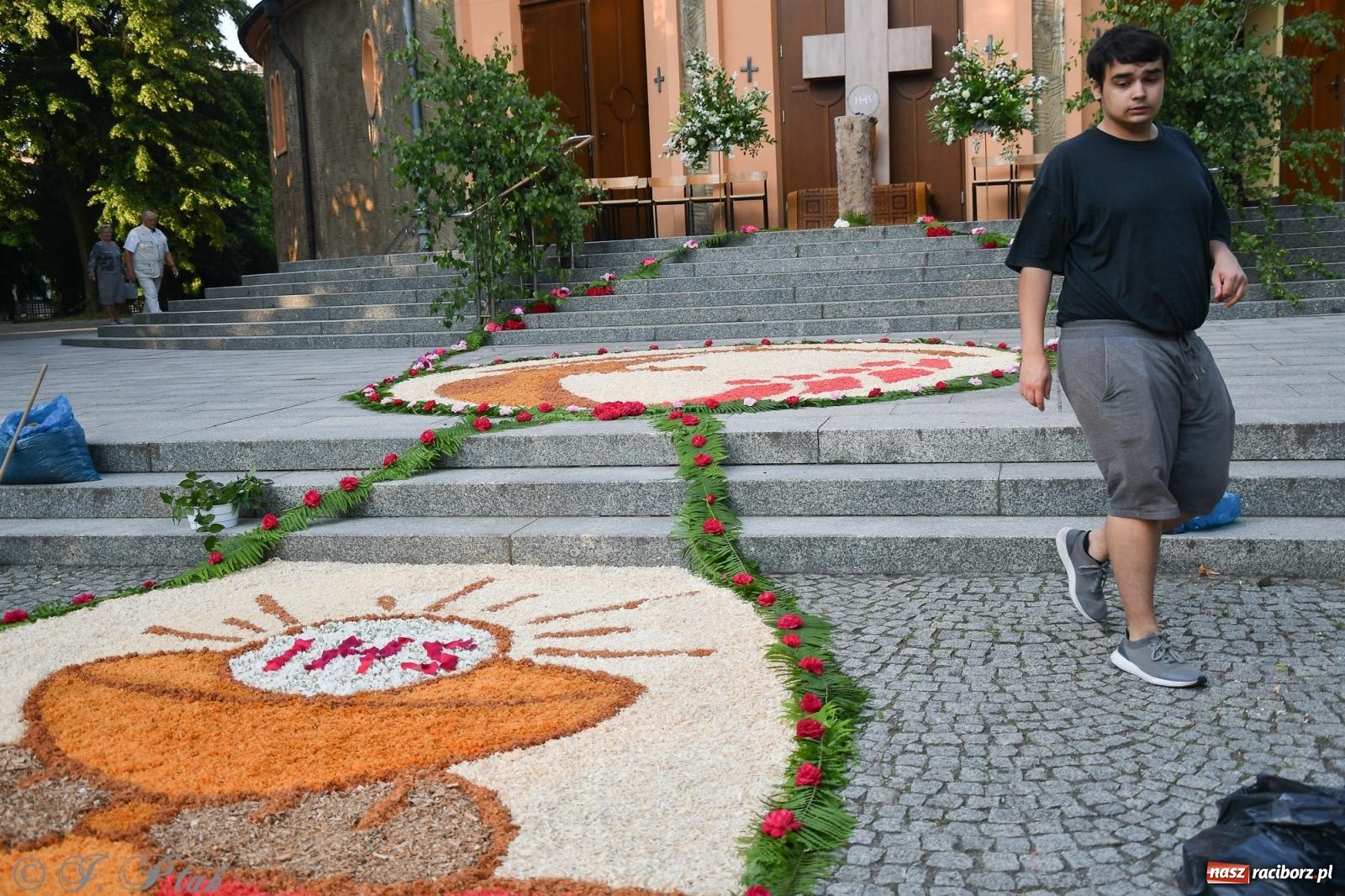 Zdjęcie w galerii na portalu naszraciborz.pl: To oni pięknie przystroili Nowe Zagrody i teren wokół kościoła Matki Bożej  wiadomości z regionu