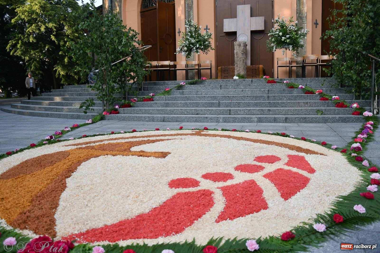 Zdjęcie w galerii na portalu naszraciborz.pl: To oni pięknie przystroili Nowe Zagrody i teren wokół kościoła Matki Bożej  wiadomości z regionu
