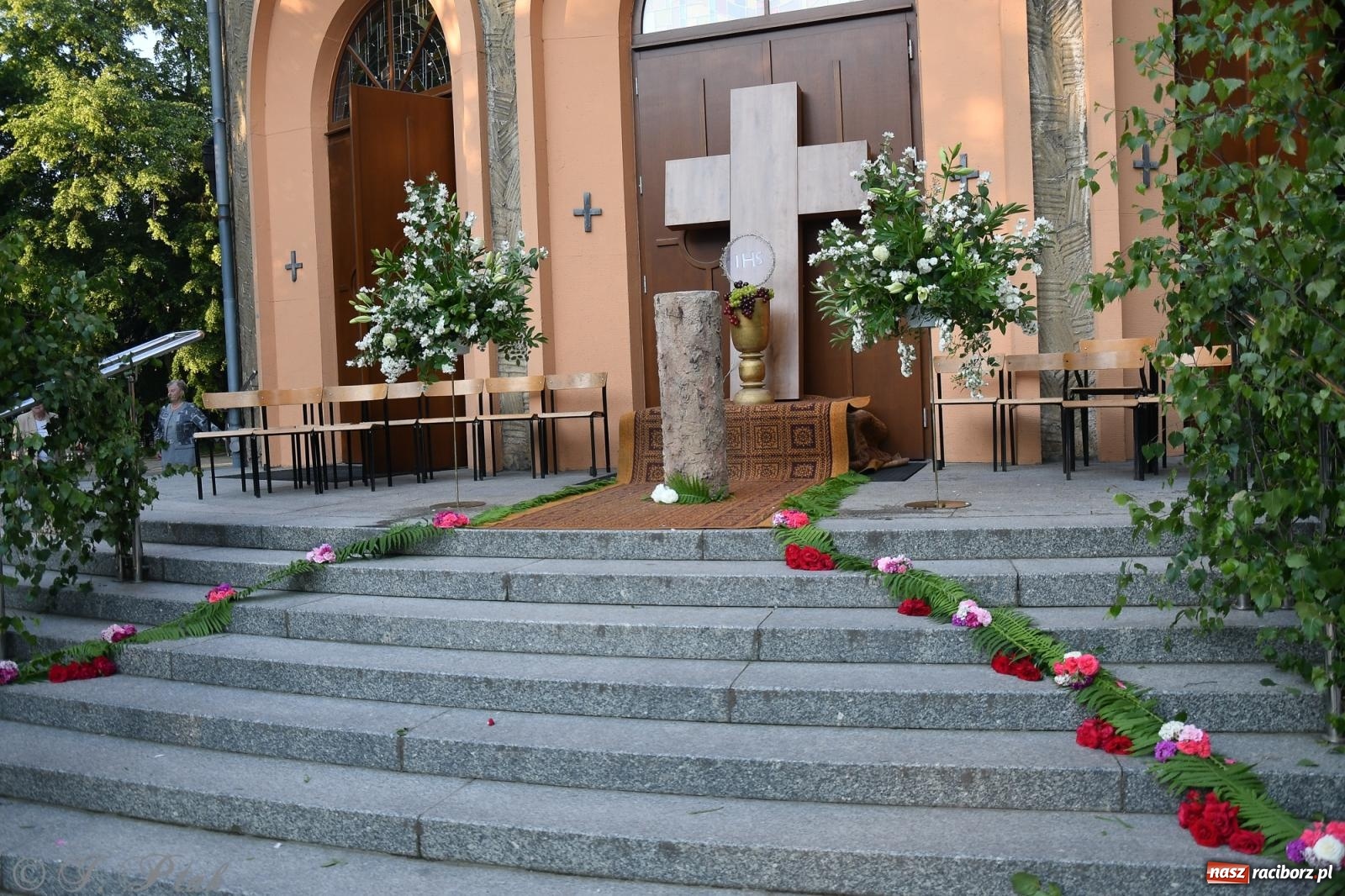 Zdjęcie w galerii na portalu naszraciborz.pl: To oni pięknie przystroili Nowe Zagrody i teren wokół kościoła Matki Bożej  wiadomości z regionu