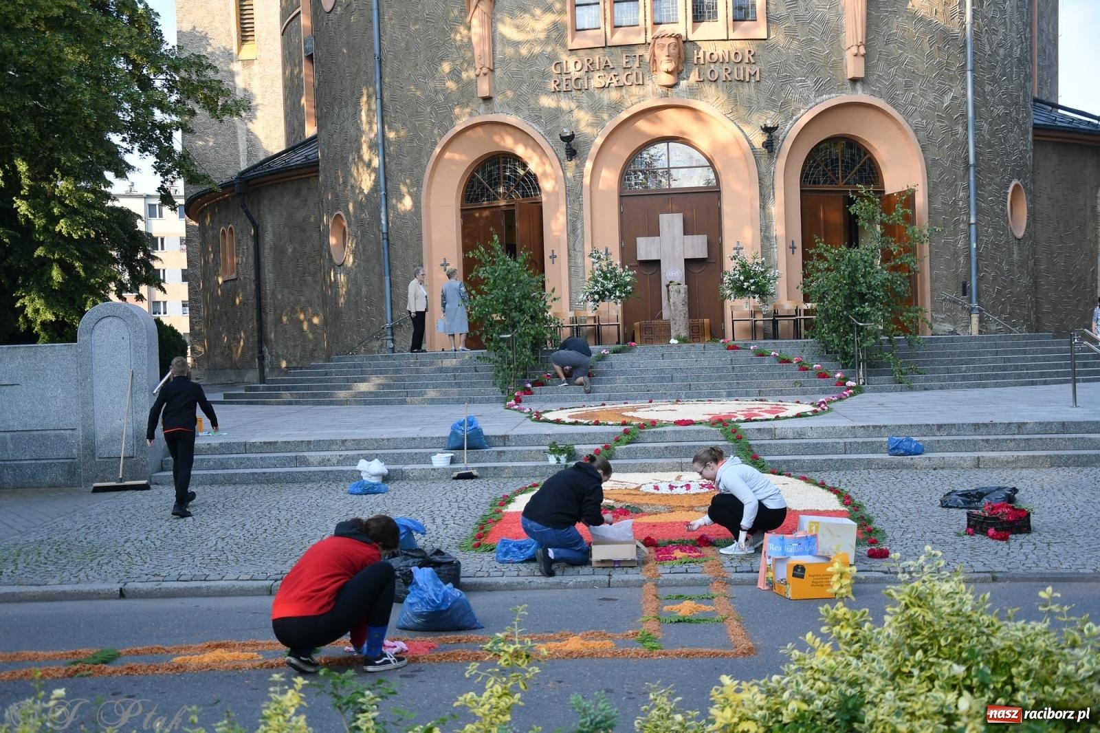 Zdjęcie w galerii na portalu naszraciborz.pl: To oni pięknie przystroili Nowe Zagrody i teren wokół kościoła Matki Bożej  wiadomości z regionu
