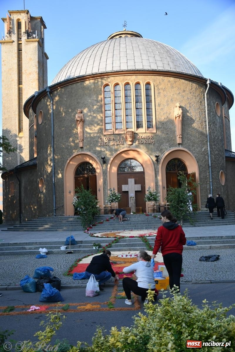 Zdjęcie w galerii na portalu naszraciborz.pl: To oni pięknie przystroili Nowe Zagrody i teren wokół kościoła Matki Bożej  wiadomości z regionu