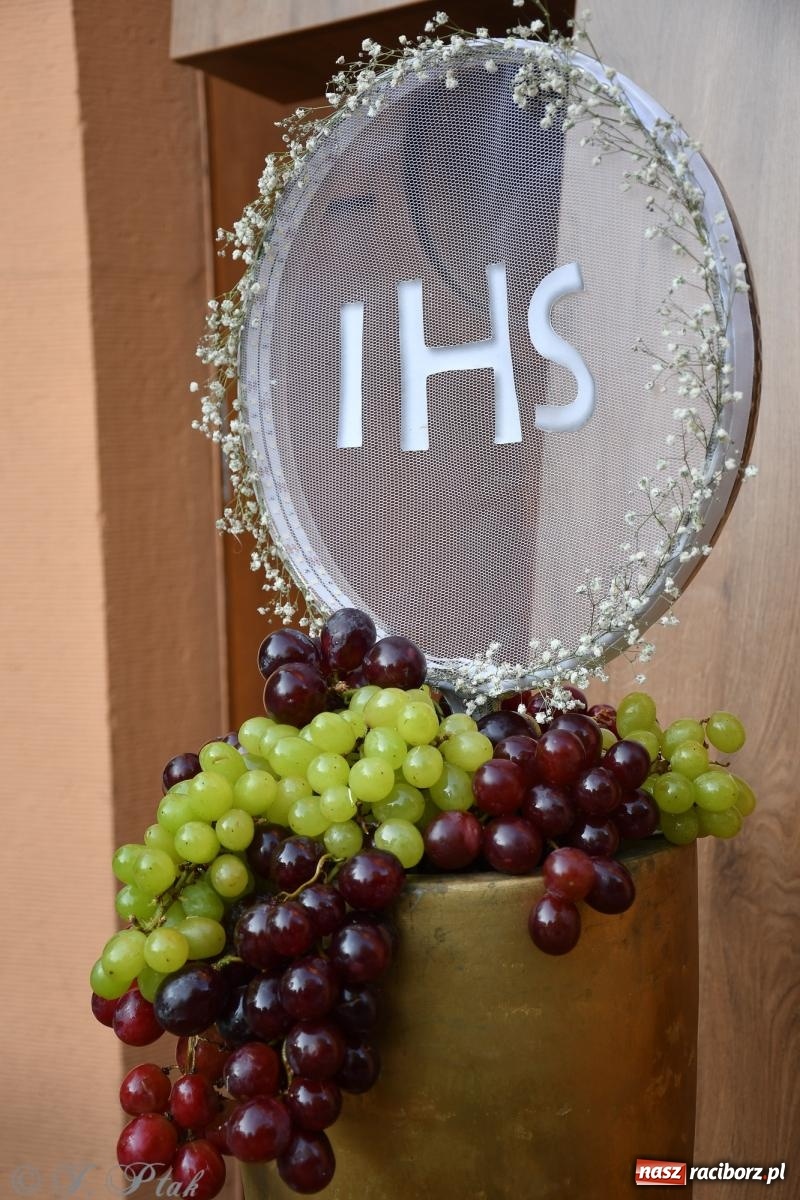 Zdjęcie w galerii na portalu naszraciborz.pl: To oni pięknie przystroili Nowe Zagrody i teren wokół kościoła Matki Bożej  wiadomości z regionu