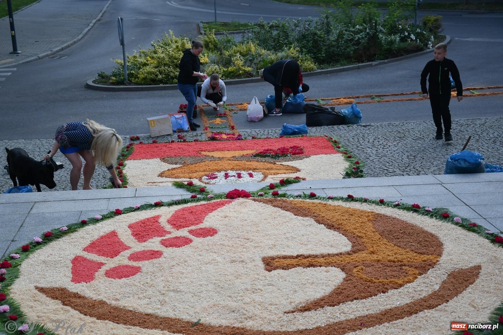 Zdjęcie w galerii na portalu naszraciborz.pl: To oni pięknie przystroili Nowe Zagrody i teren wokół kościoła Matki Bożej  wiadomości z regionu