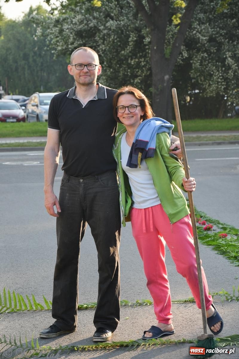 Zdjęcie w galerii na portalu naszraciborz.pl: To oni pięknie przystroili Nowe Zagrody i teren wokół kościoła Matki Bożej  wiadomości z regionu