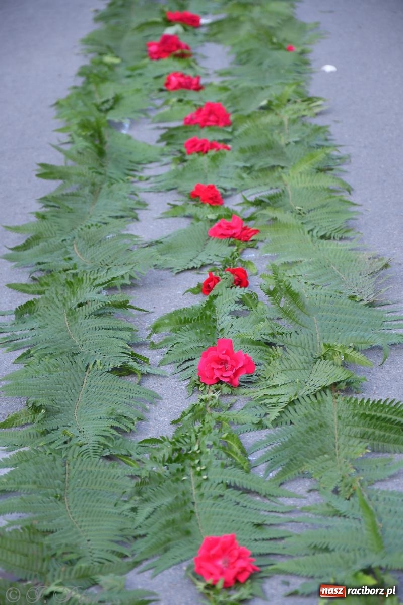 Zdjęcie w galerii na portalu naszraciborz.pl: To oni pięknie przystroili Nowe Zagrody i teren wokół kościoła Matki Bożej  wiadomości z regionu
